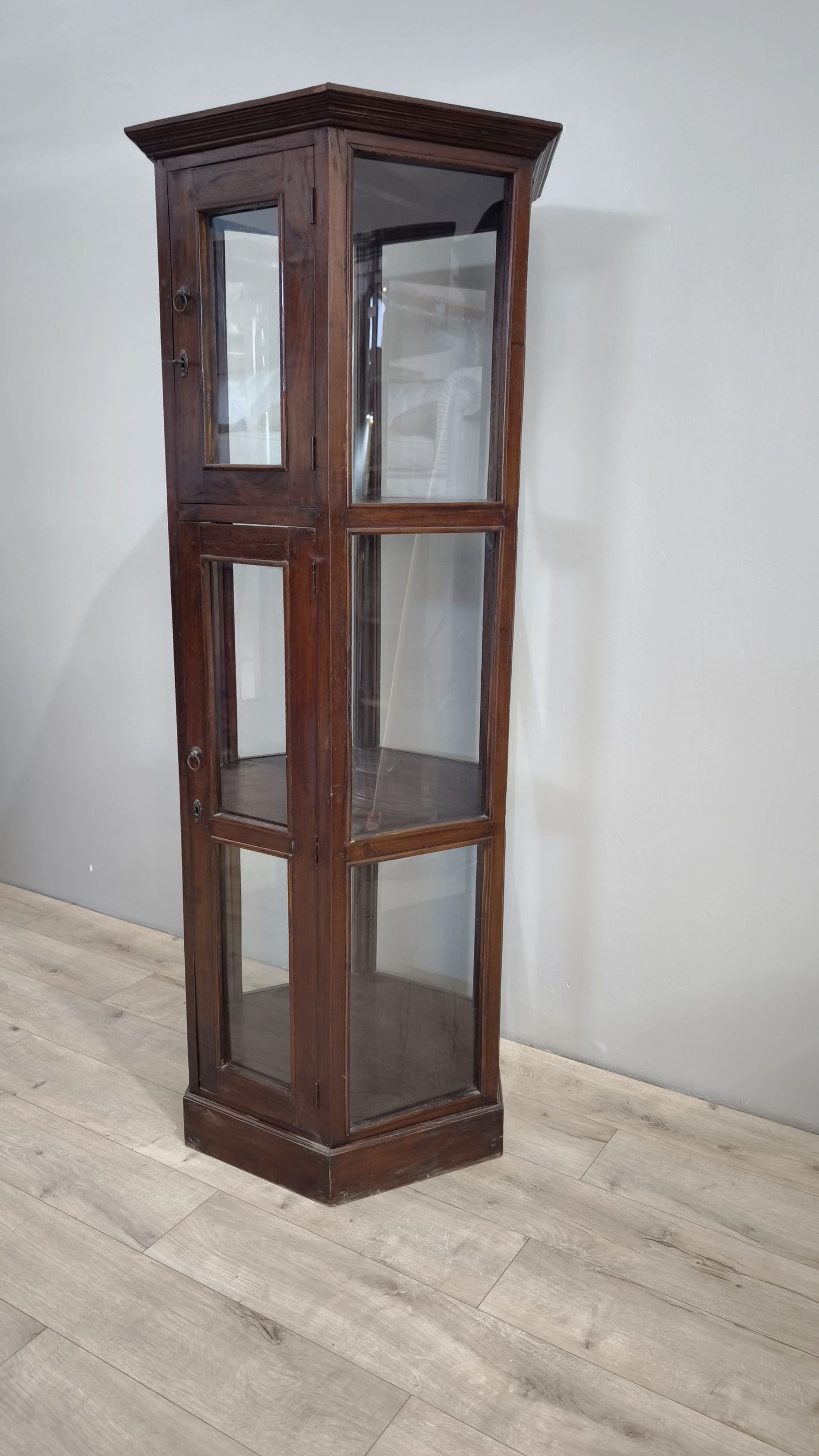 Vetrina esagonale in legno e vetro