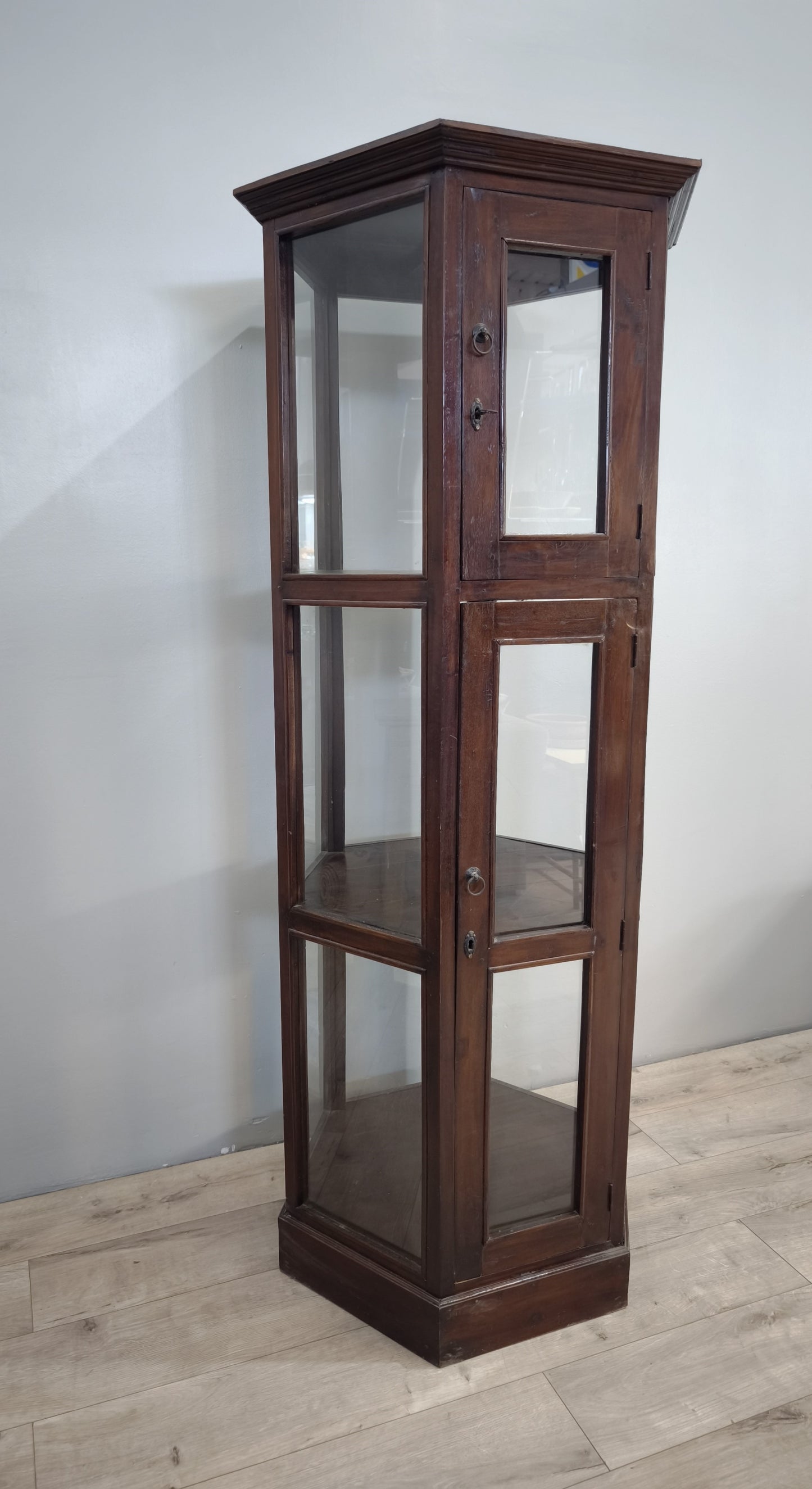 Vetrina esagonale in legno e vetro