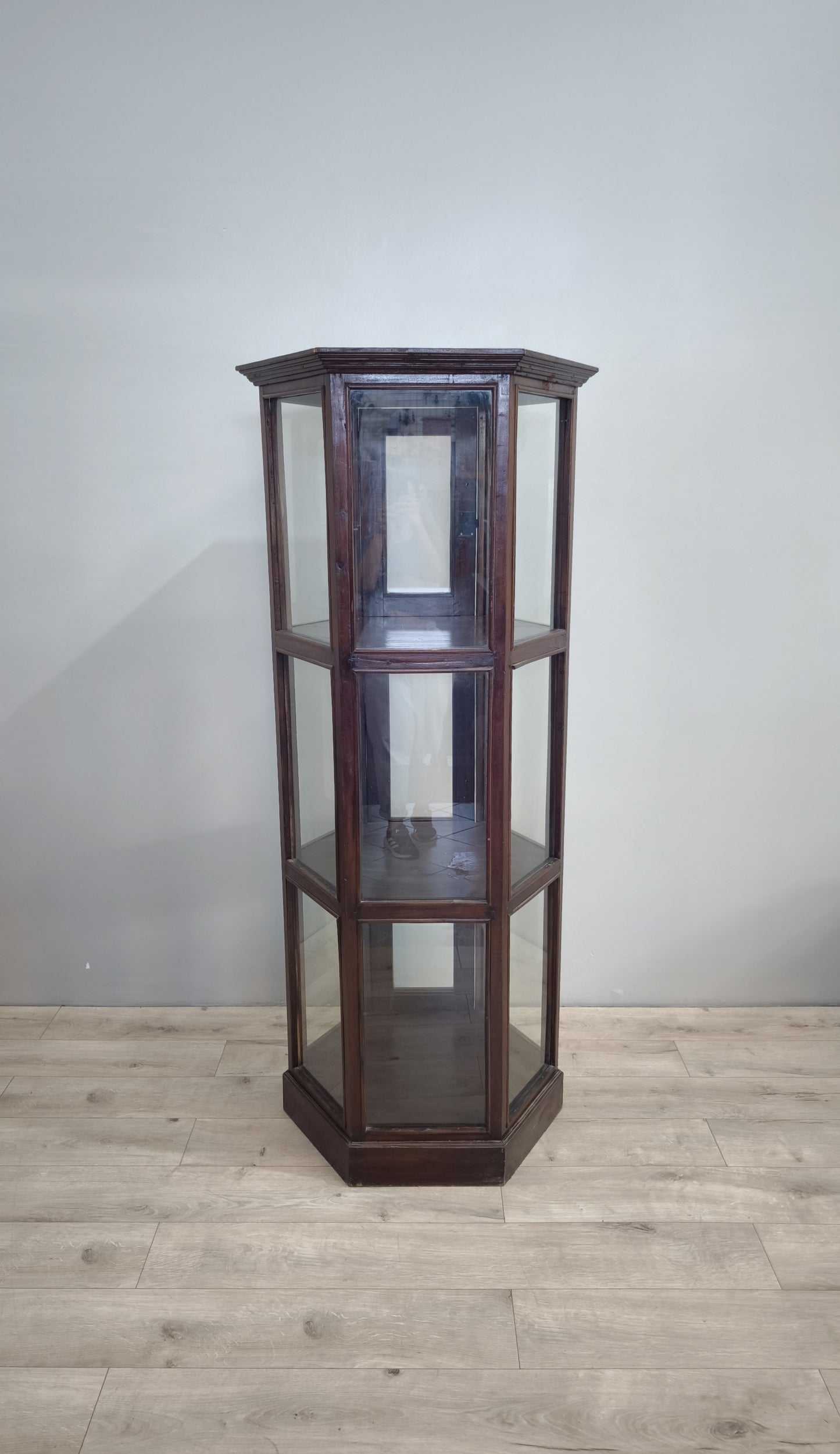Vetrina esagonale in legno e vetro