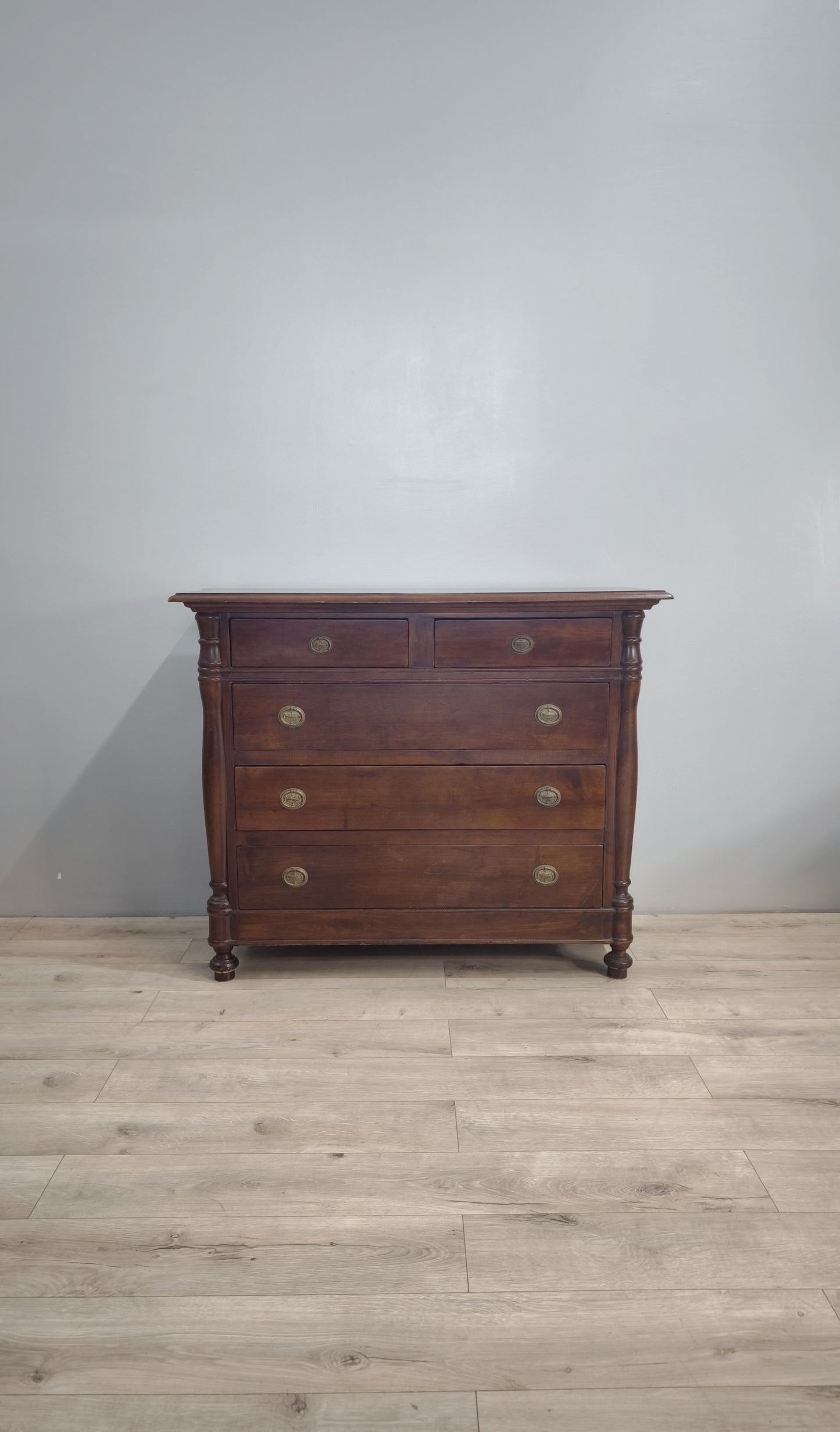 82766 Comò in legno massello con cinque cassetti