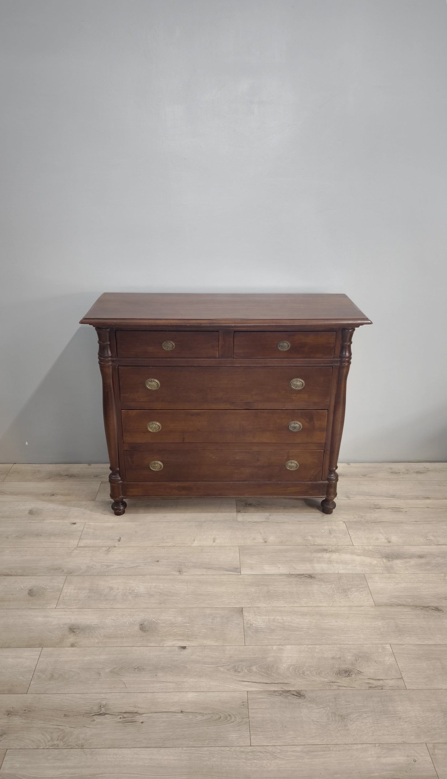 82766 Comò in legno massello con cinque cassetti