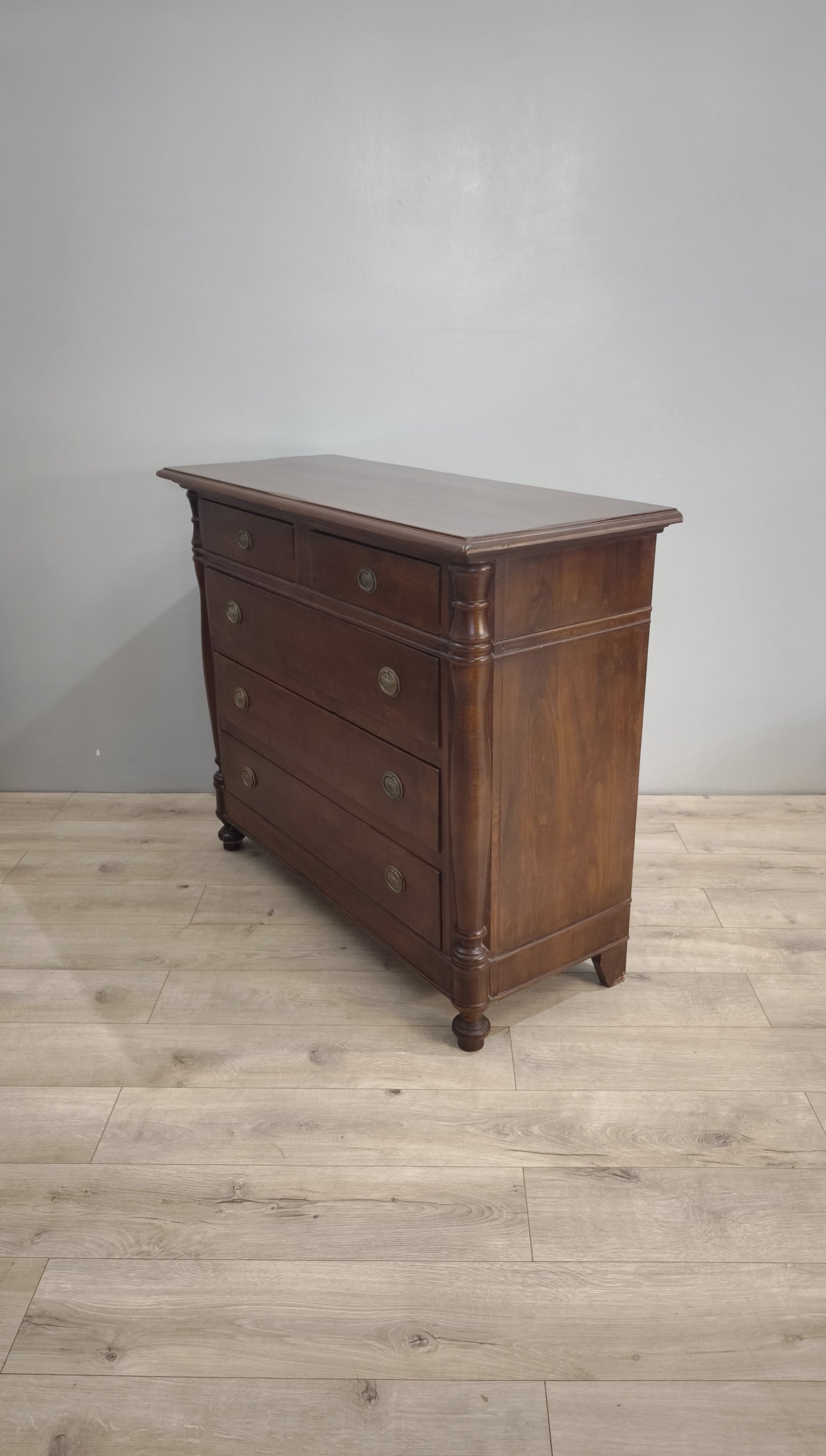 82766 Comò in legno massello con cinque cassetti