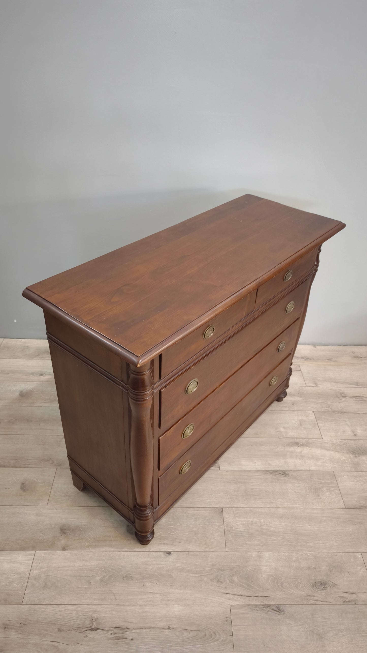 82766 Comò in legno massello con cinque cassetti