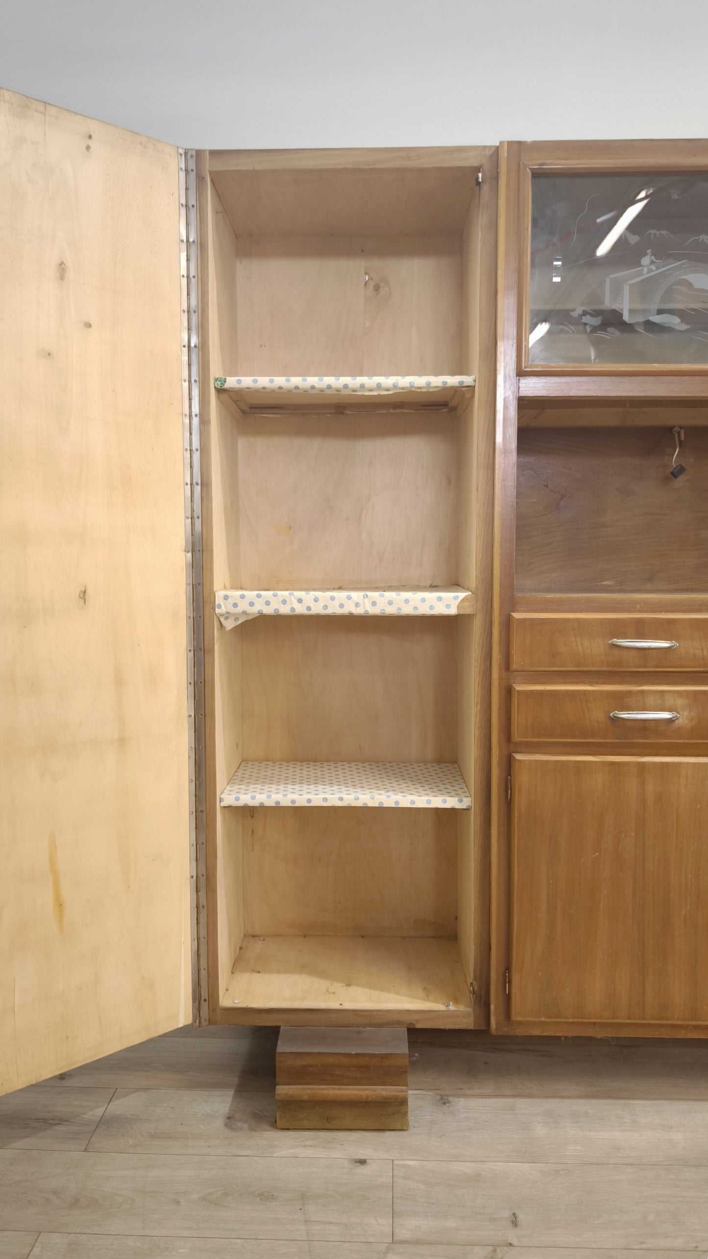 82933 Credenza mettitutto anni '50 in legno
