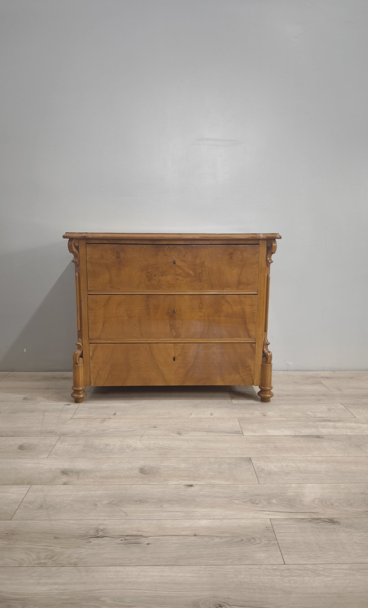 82931 Comò in legno massello con tre cassetti