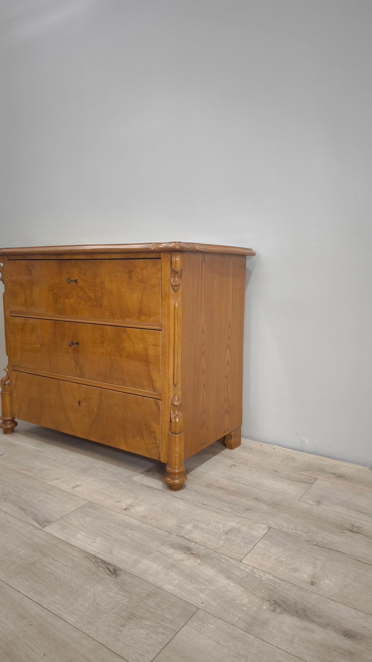 82931 Comò in legno massello con tre cassetti