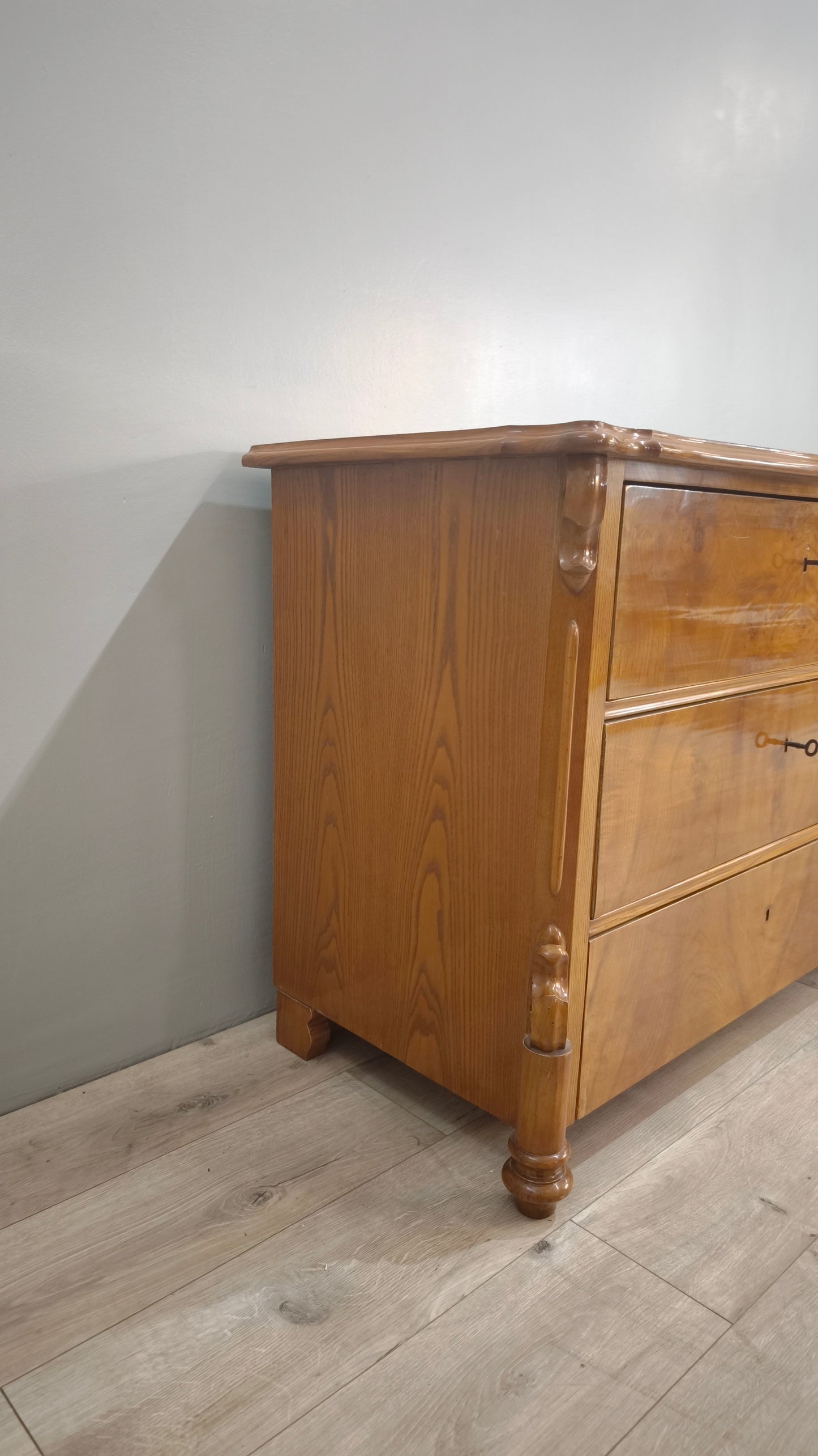 82931 Comò in legno massello con tre cassetti
