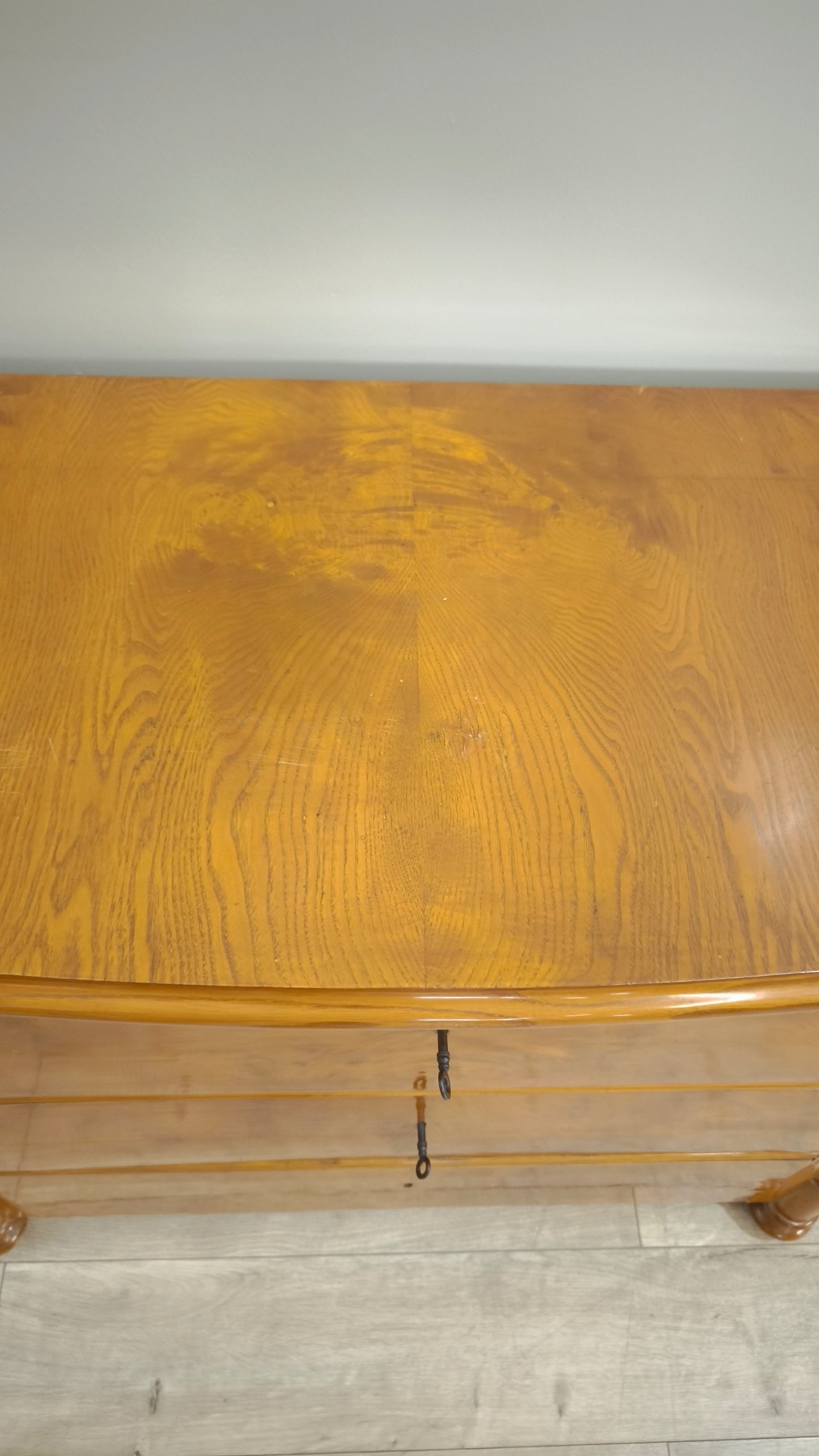 82931 Comò in legno massello con tre cassetti
