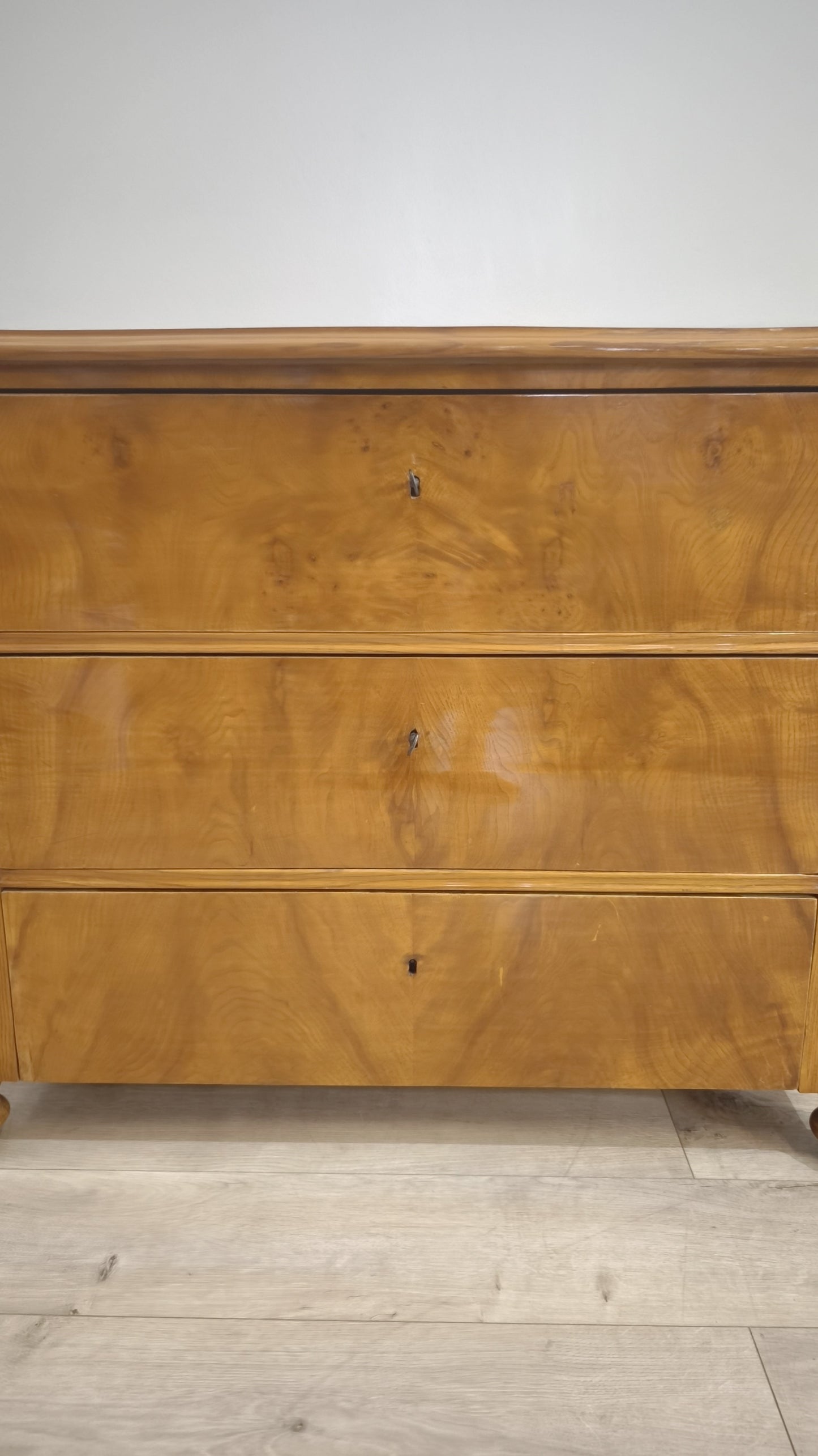 82931 Comò in legno massello con tre cassetti