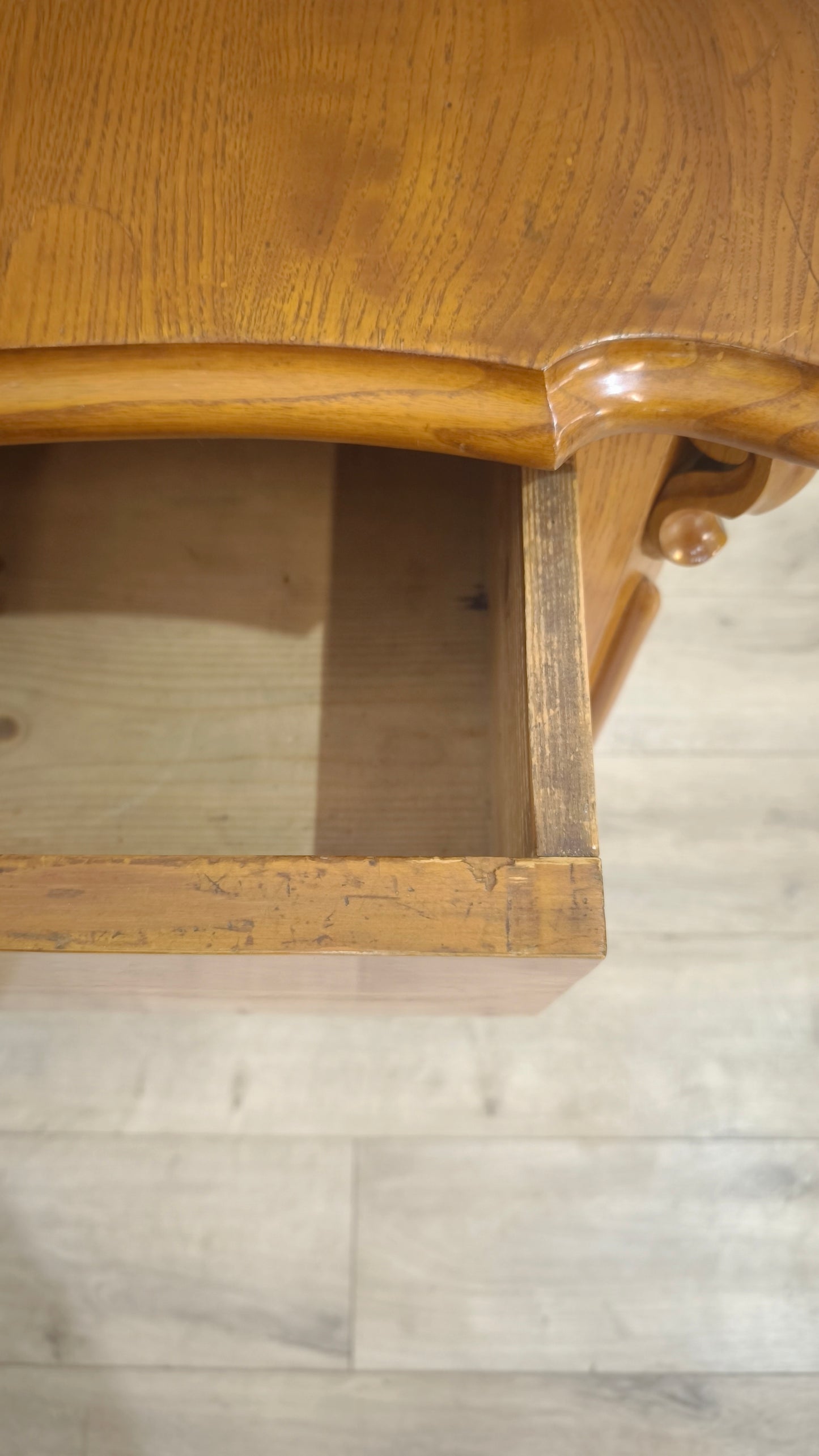 82931 Comò in legno massello con tre cassetti