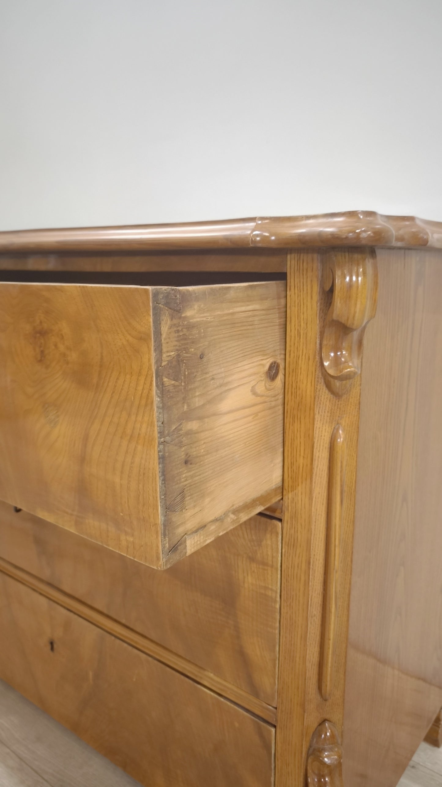 82931 Comò in legno massello con tre cassetti