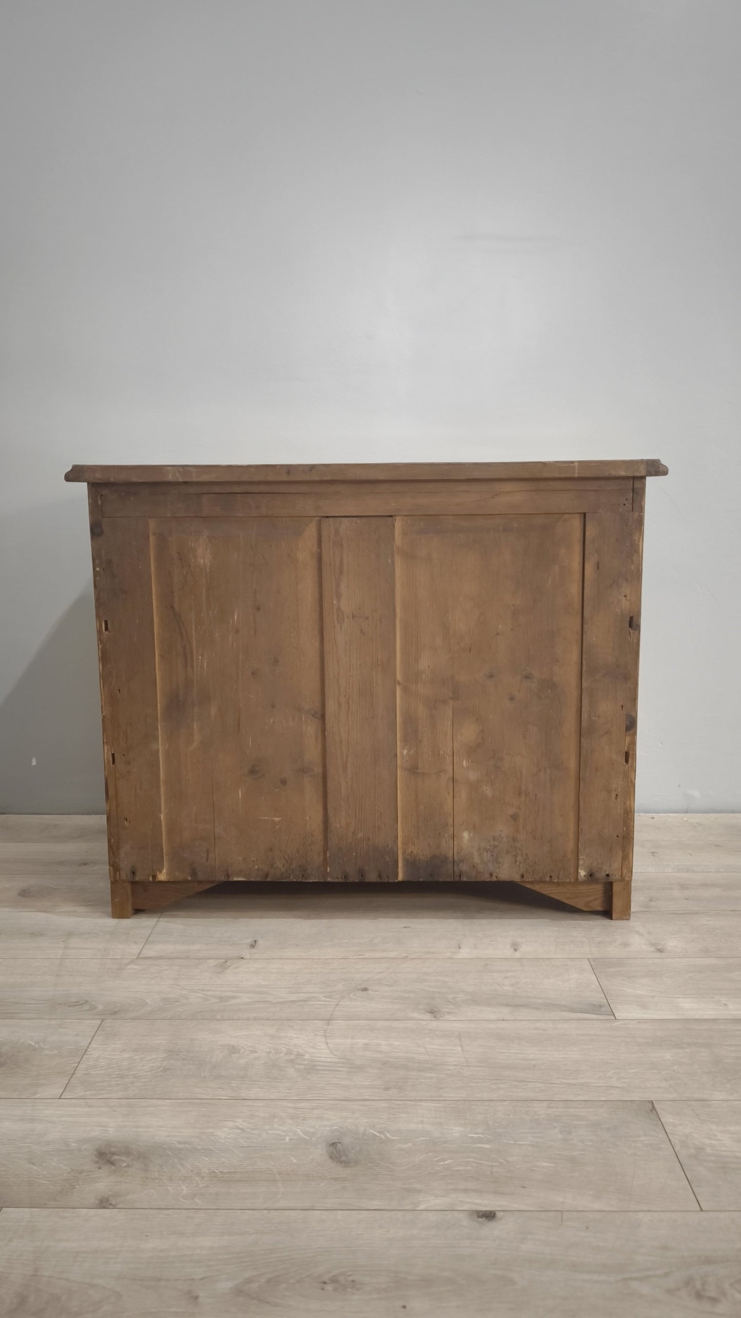 82931 Comò in legno massello con tre cassetti