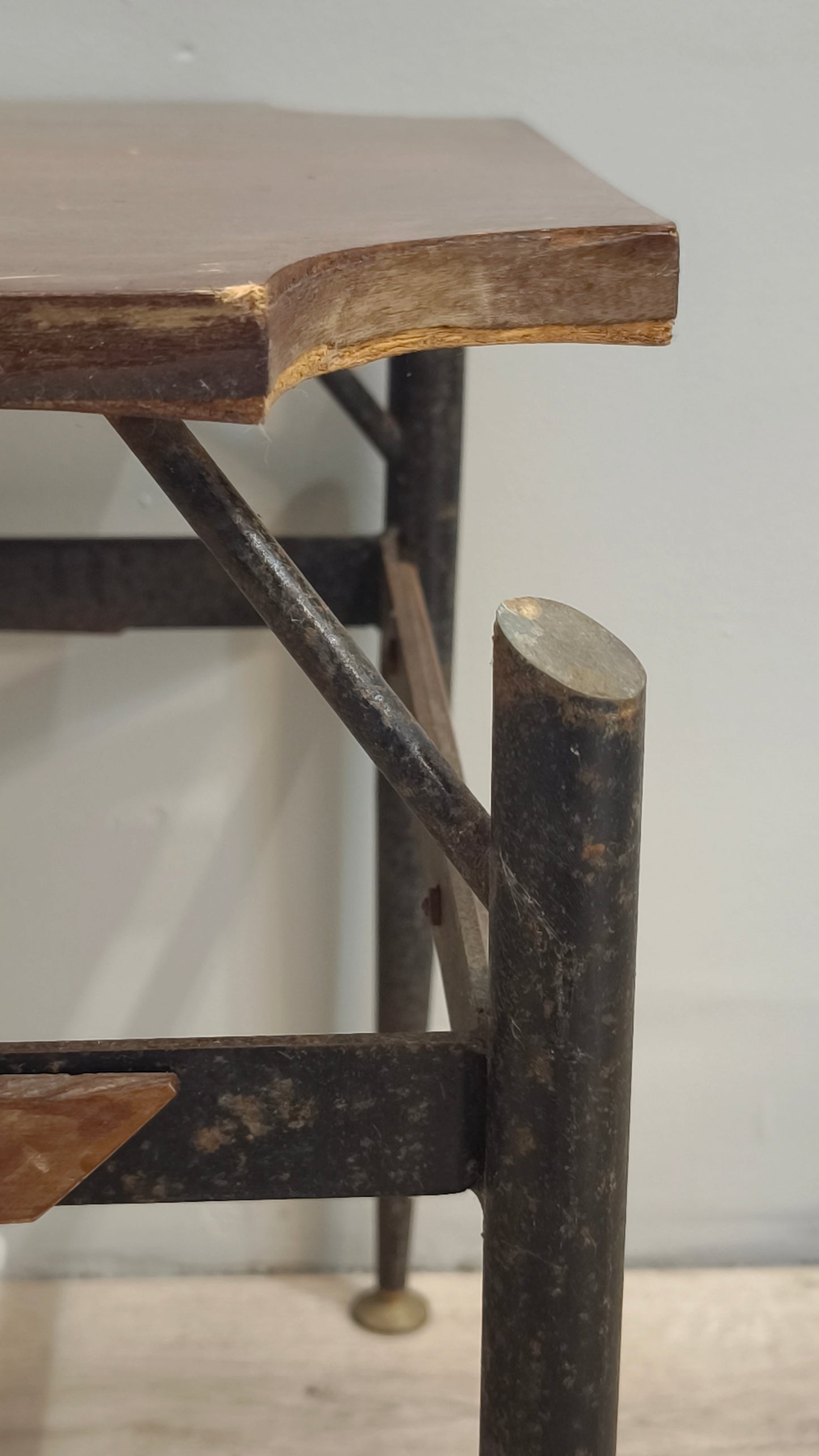 82930 Tavolo da salotto con base in ferro
