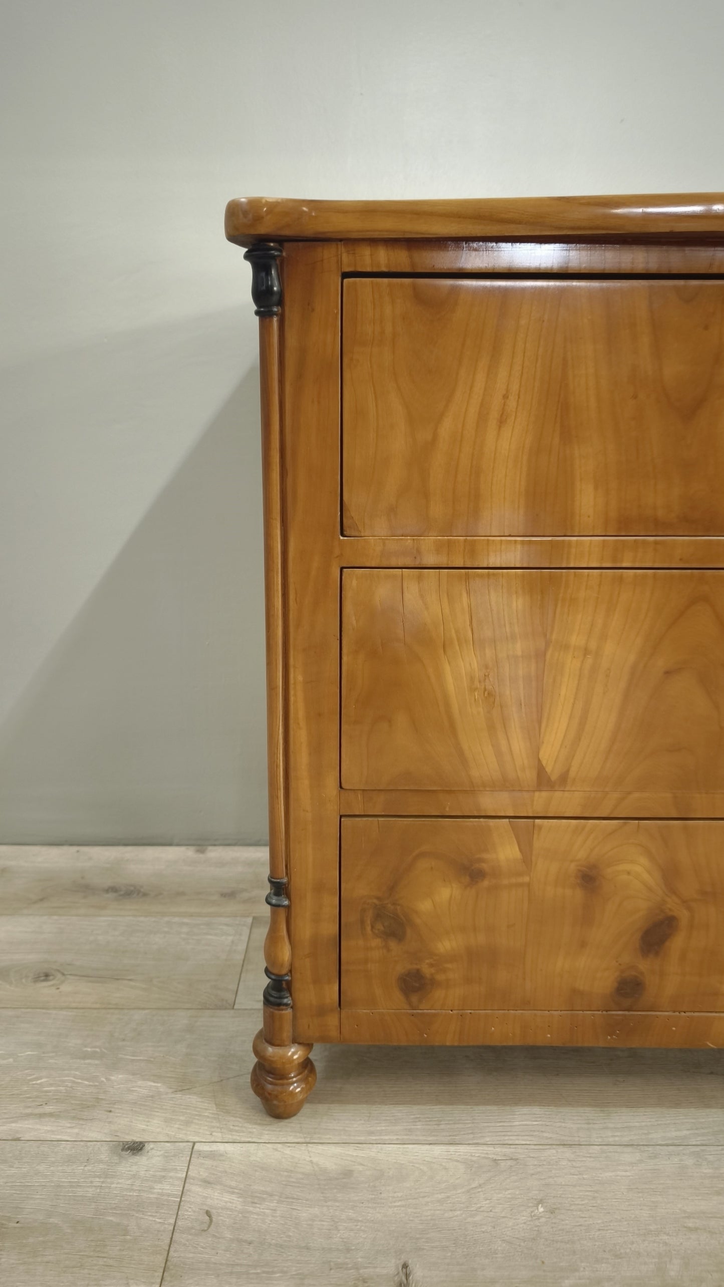 82931 Comò in legno massello con tre cassetti