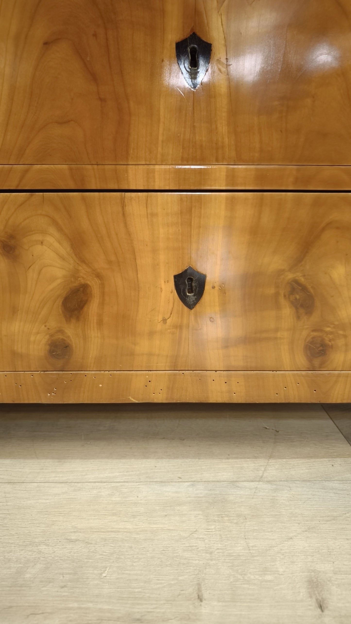 82931 Comò in legno massello con tre cassetti
