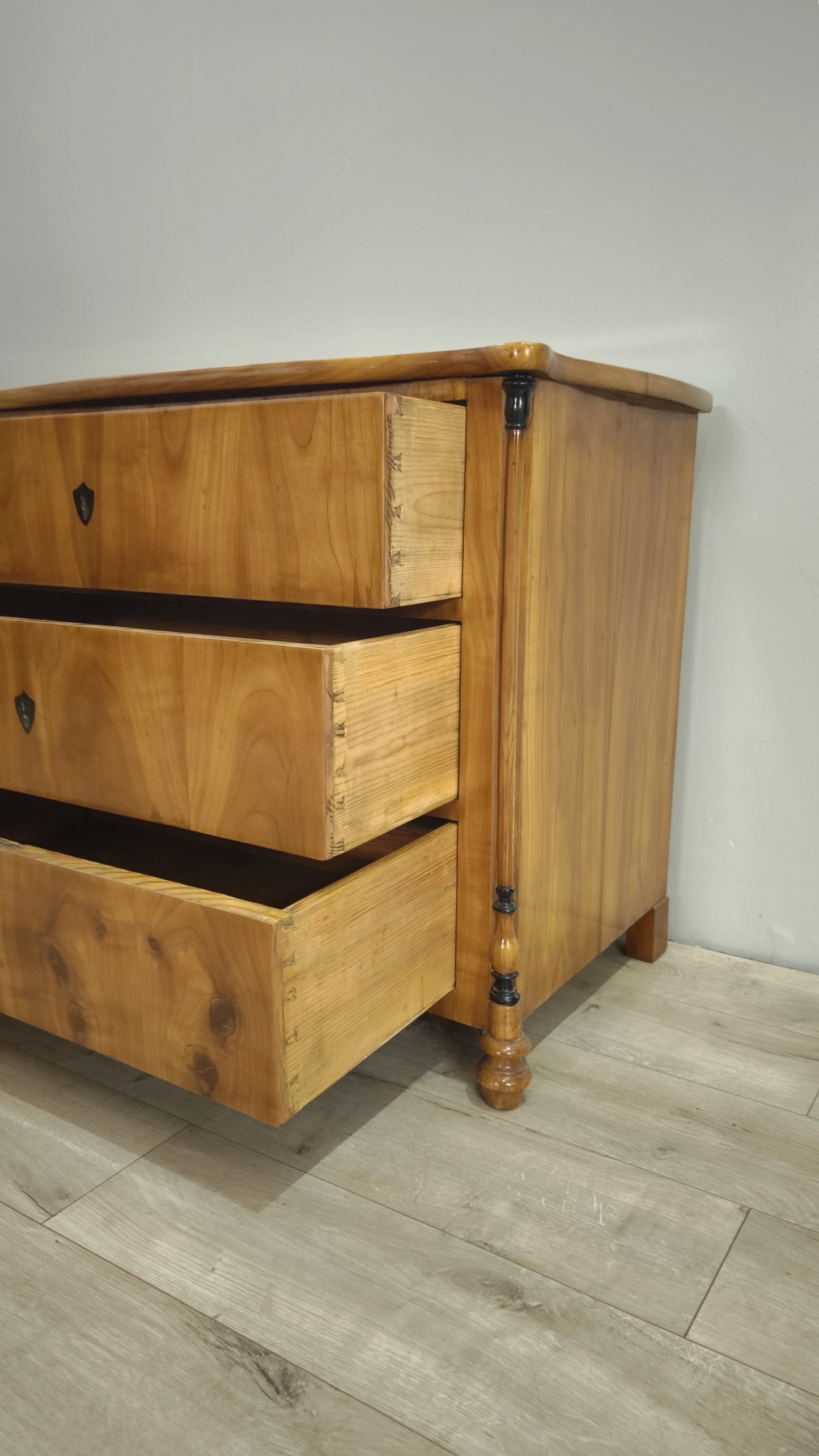 82931 Comò in legno massello con tre cassetti
