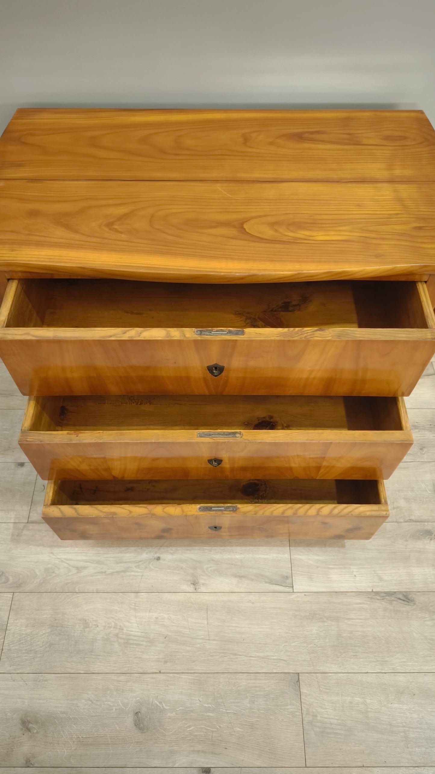 82931 Comò in legno massello con tre cassetti