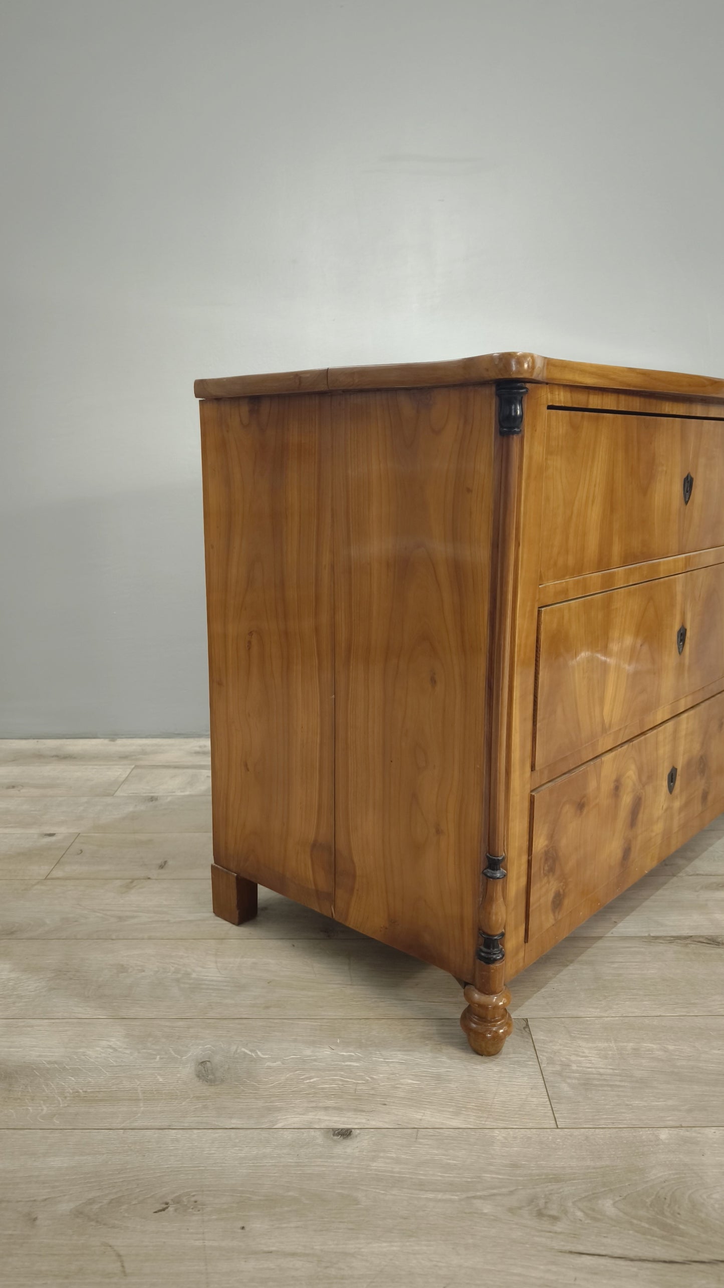 82931 Comò in legno massello con tre cassetti