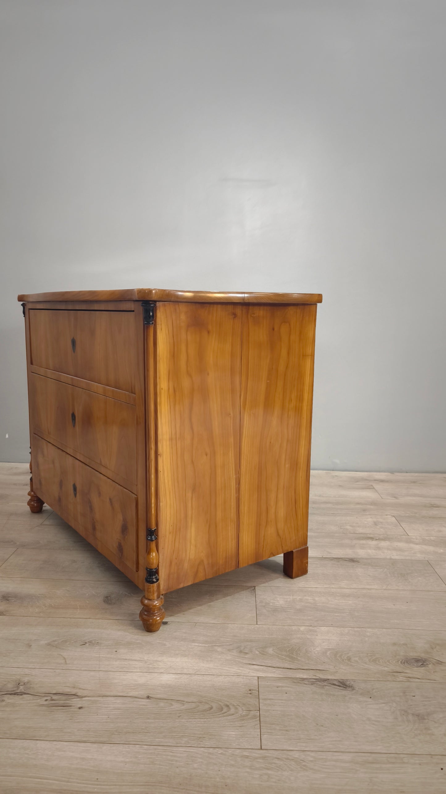 82931 Comò in legno massello con tre cassetti