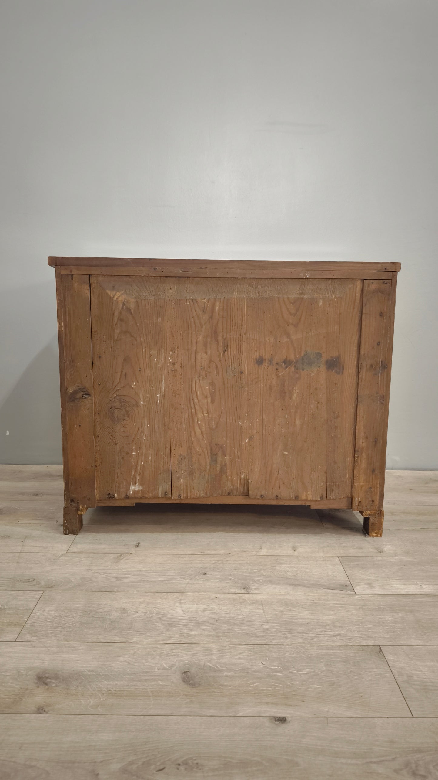 82931 Comò in legno massello con tre cassetti