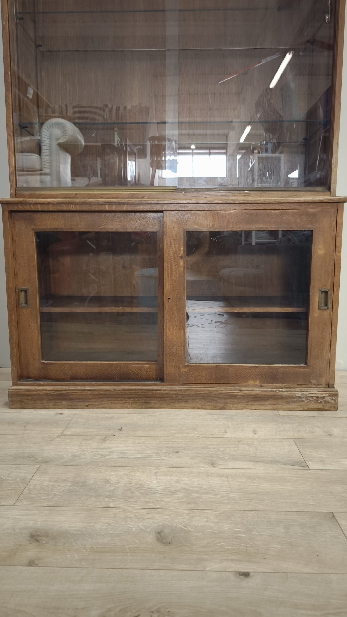 82934 Vetrina in legno con ante scorrevoli