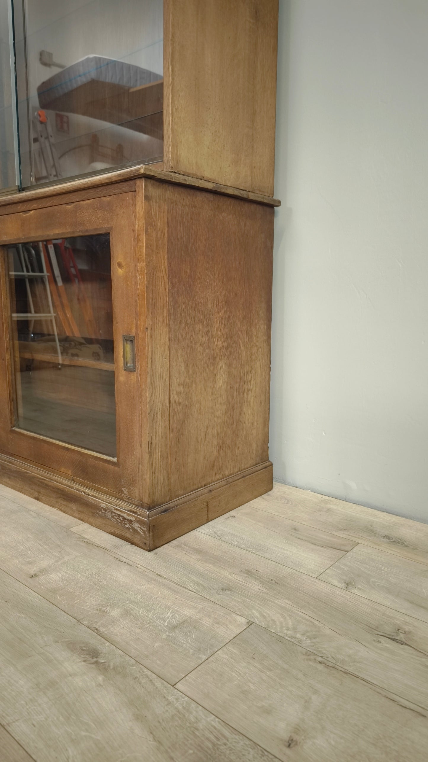 82934 Vetrina in legno con ante scorrevoli