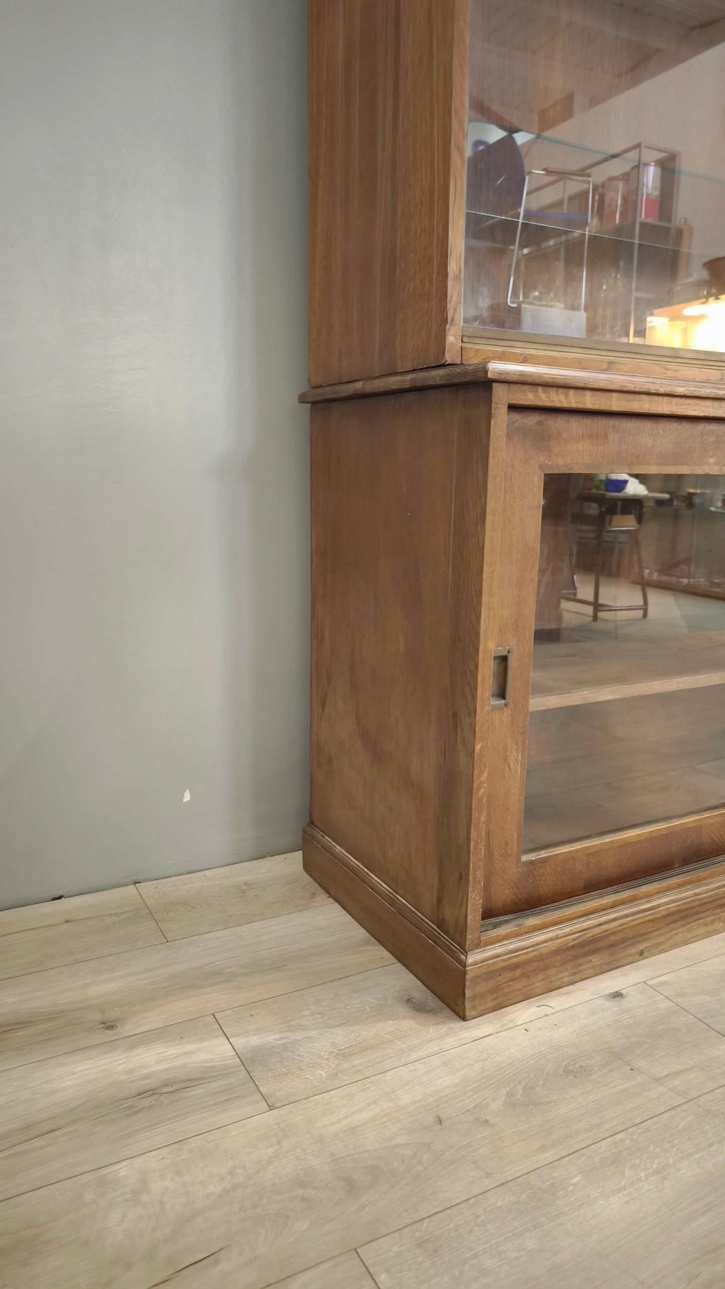 82934 Vetrina in legno con ante scorrevoli