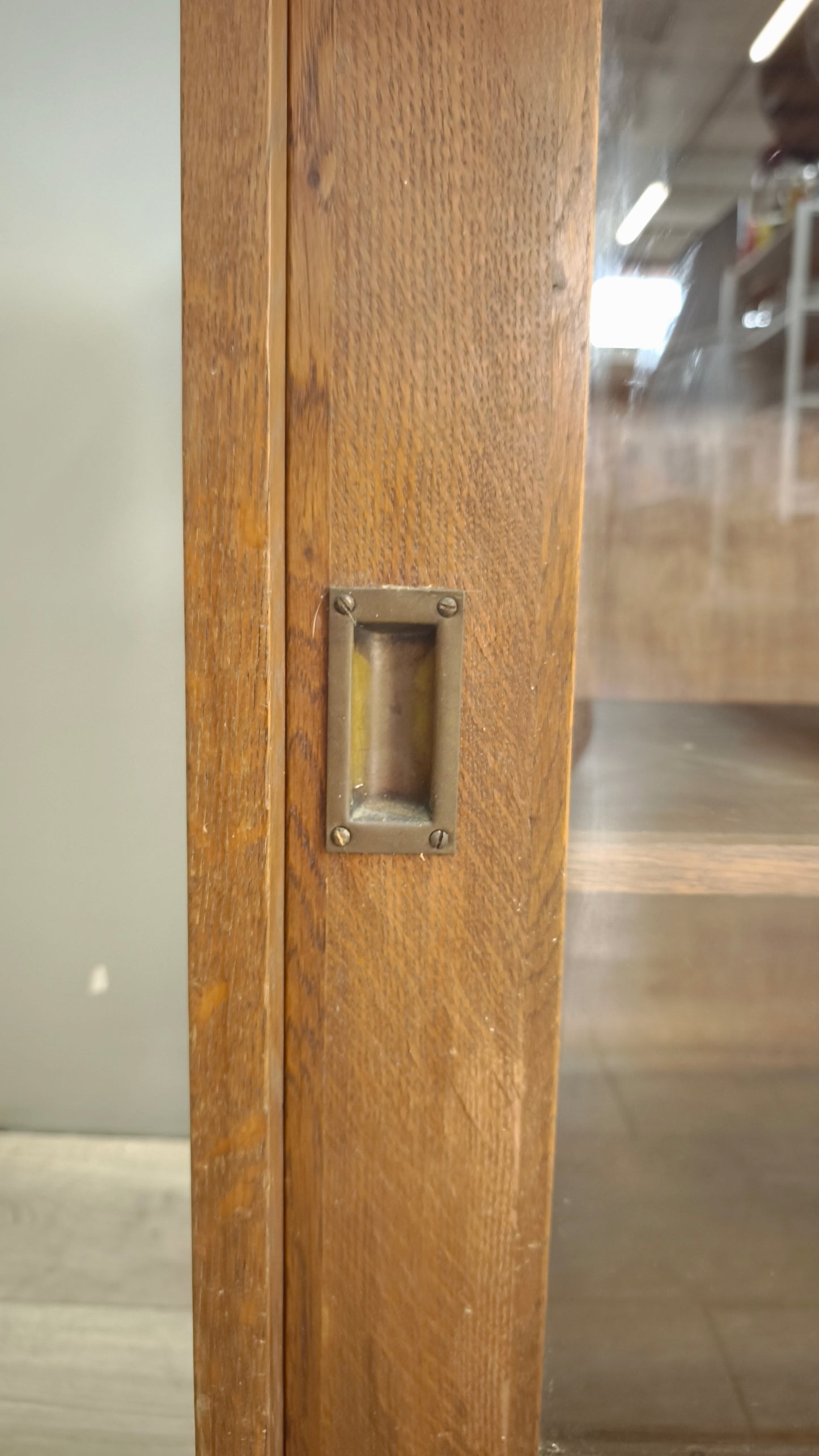 82934 Vetrina in legno con ante scorrevoli