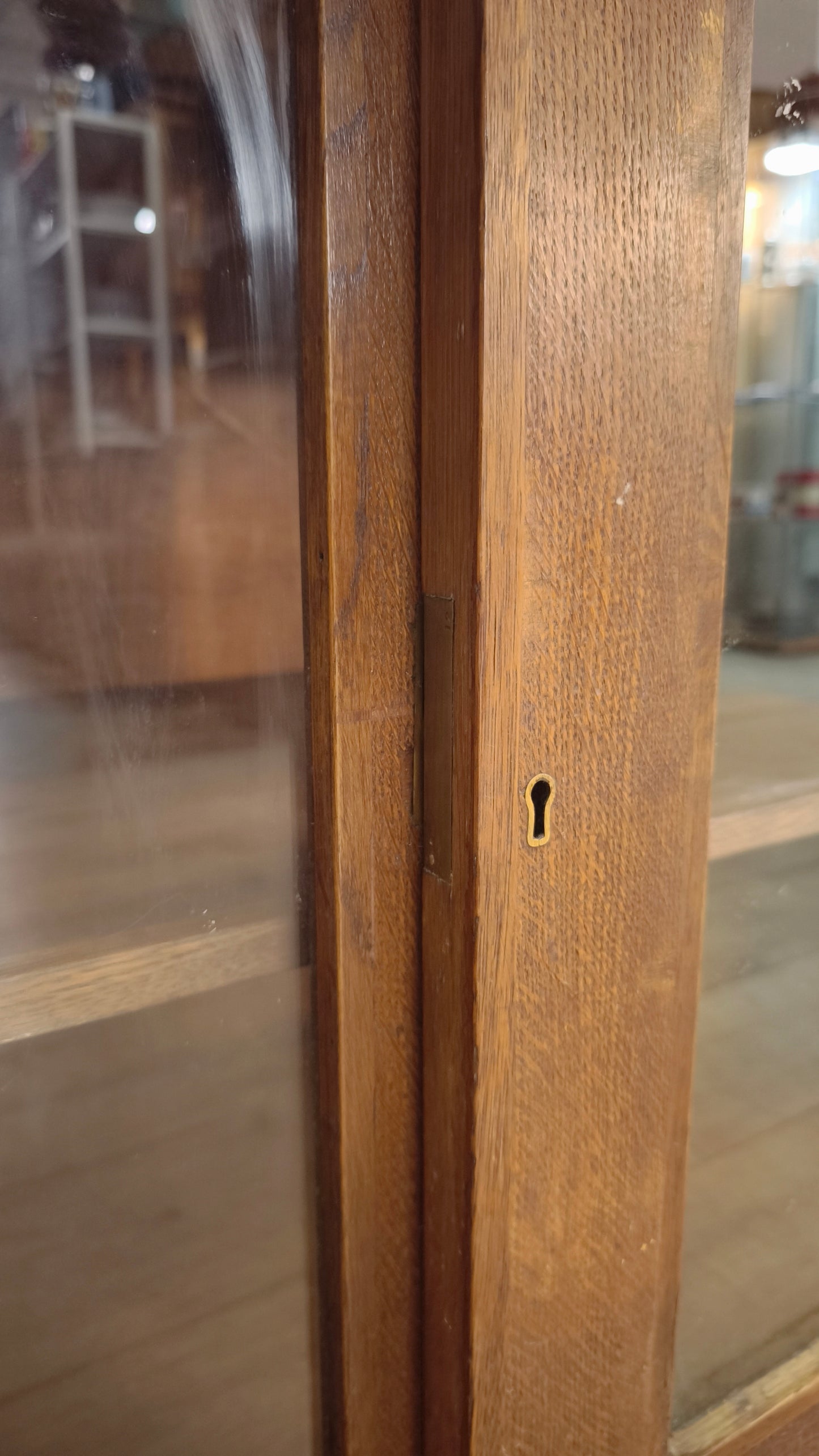 82934 Vetrina in legno con ante scorrevoli