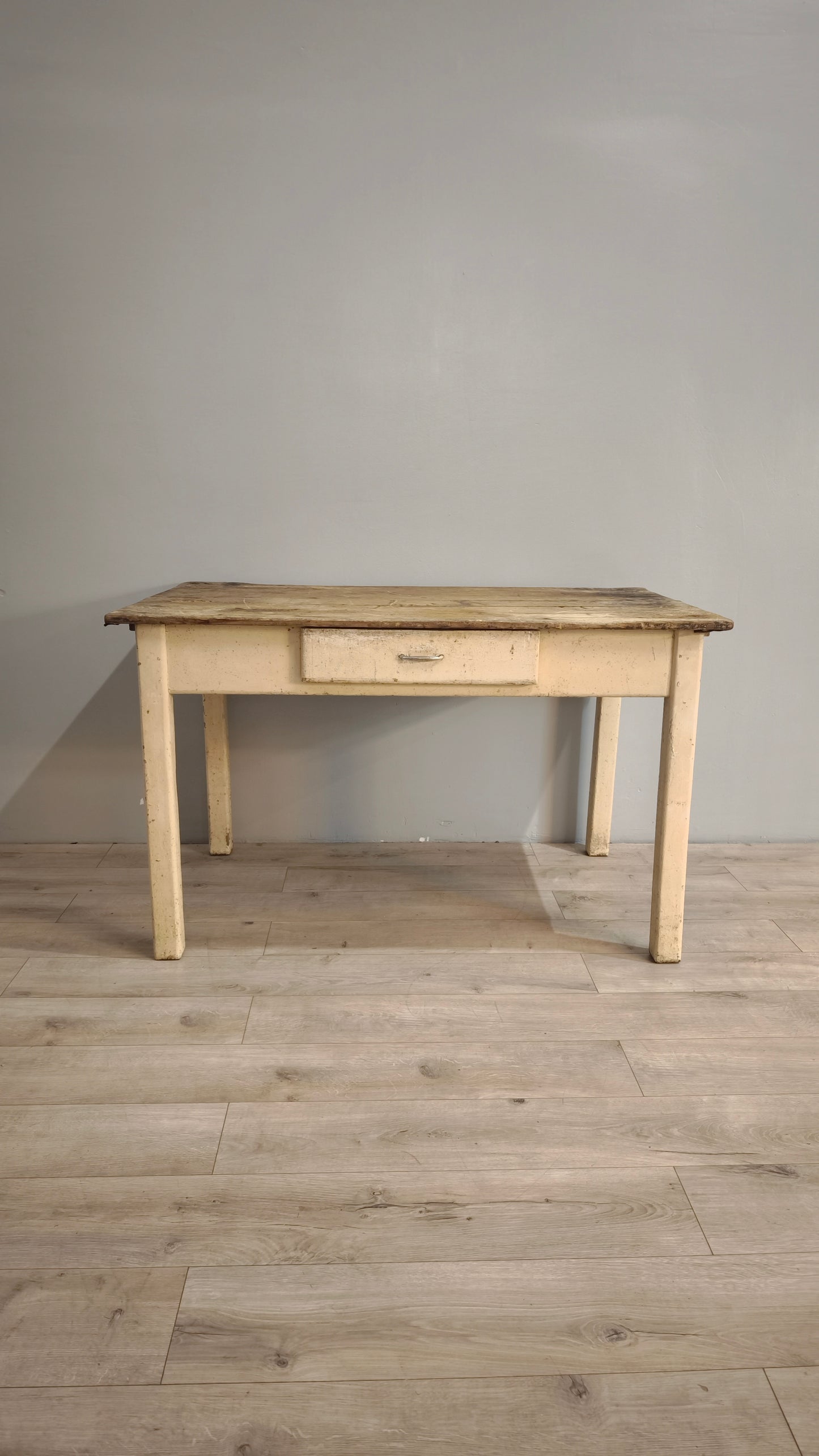 82928 Tavolo con base color panna e piano in legno grezzo