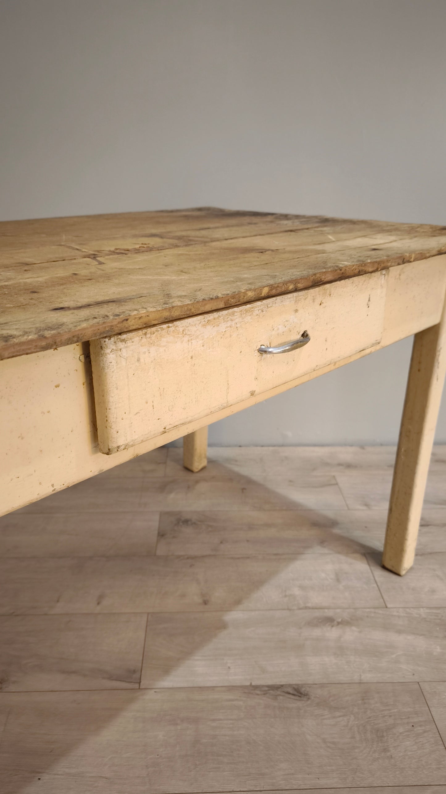 82928 Tavolo con base color panna e piano in legno grezzo