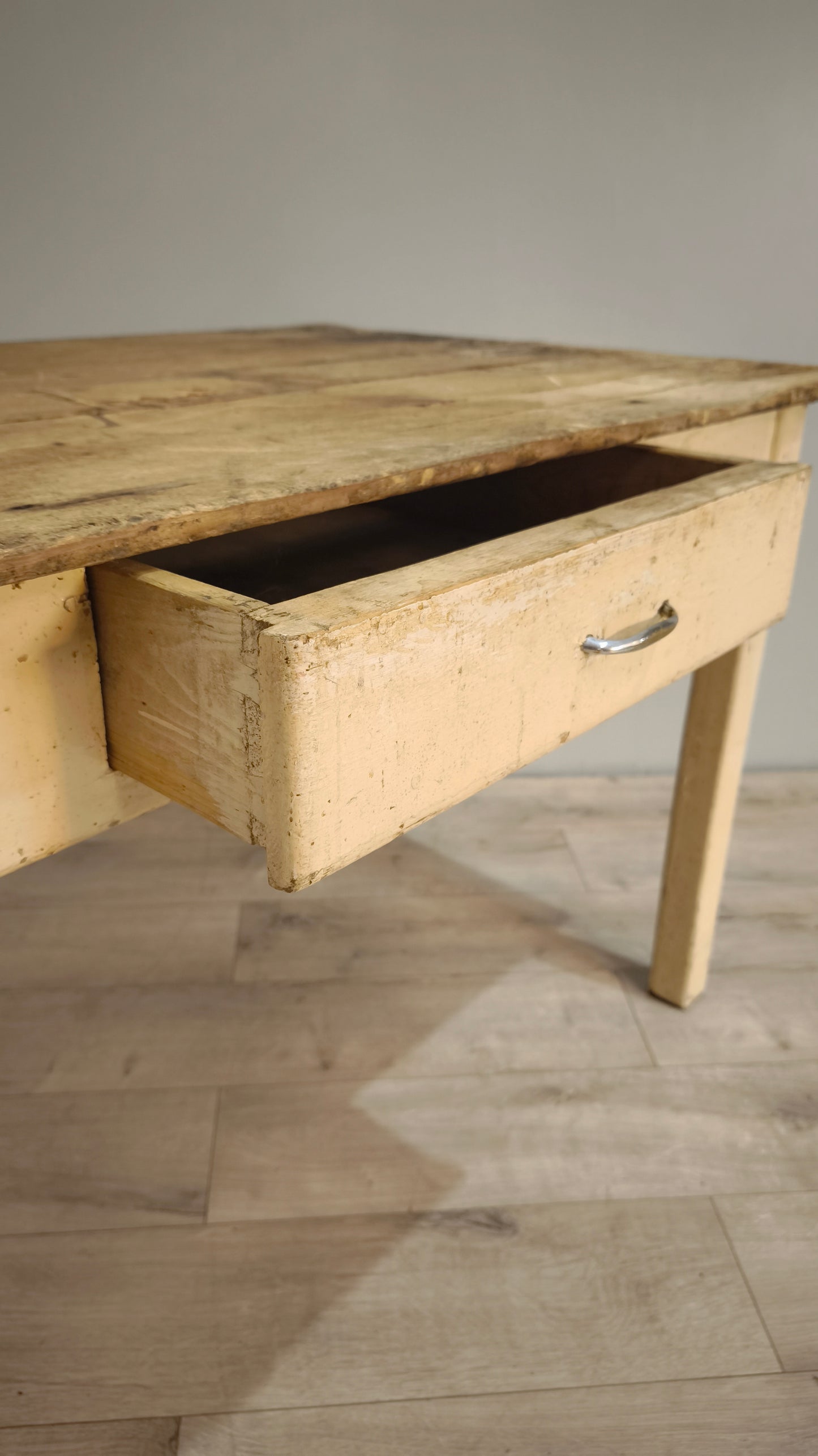 82928 Tavolo con base color panna e piano in legno grezzo