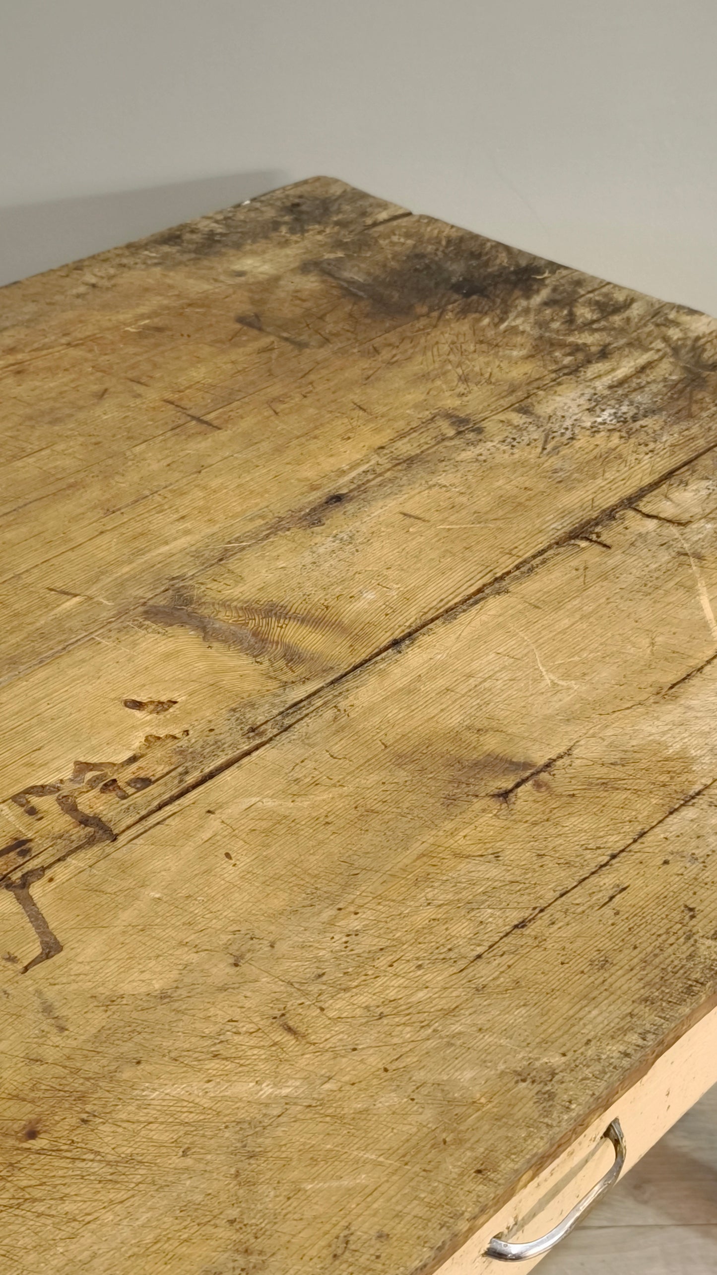 82928 Tavolo con base color panna e piano in legno grezzo
