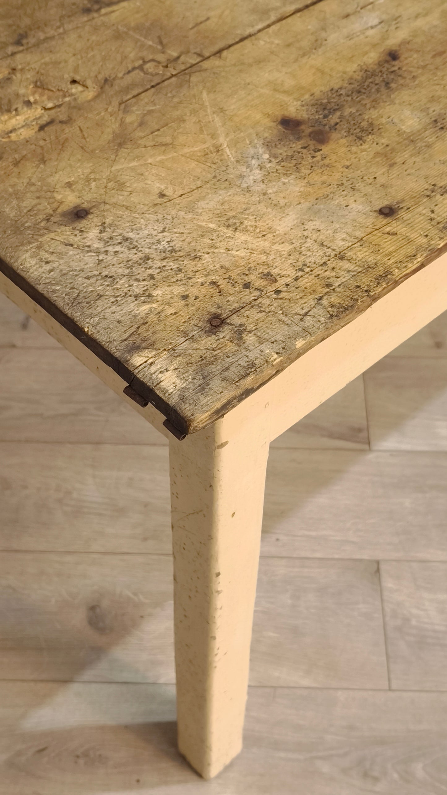 82928 Tavolo con base color panna e piano in legno grezzo