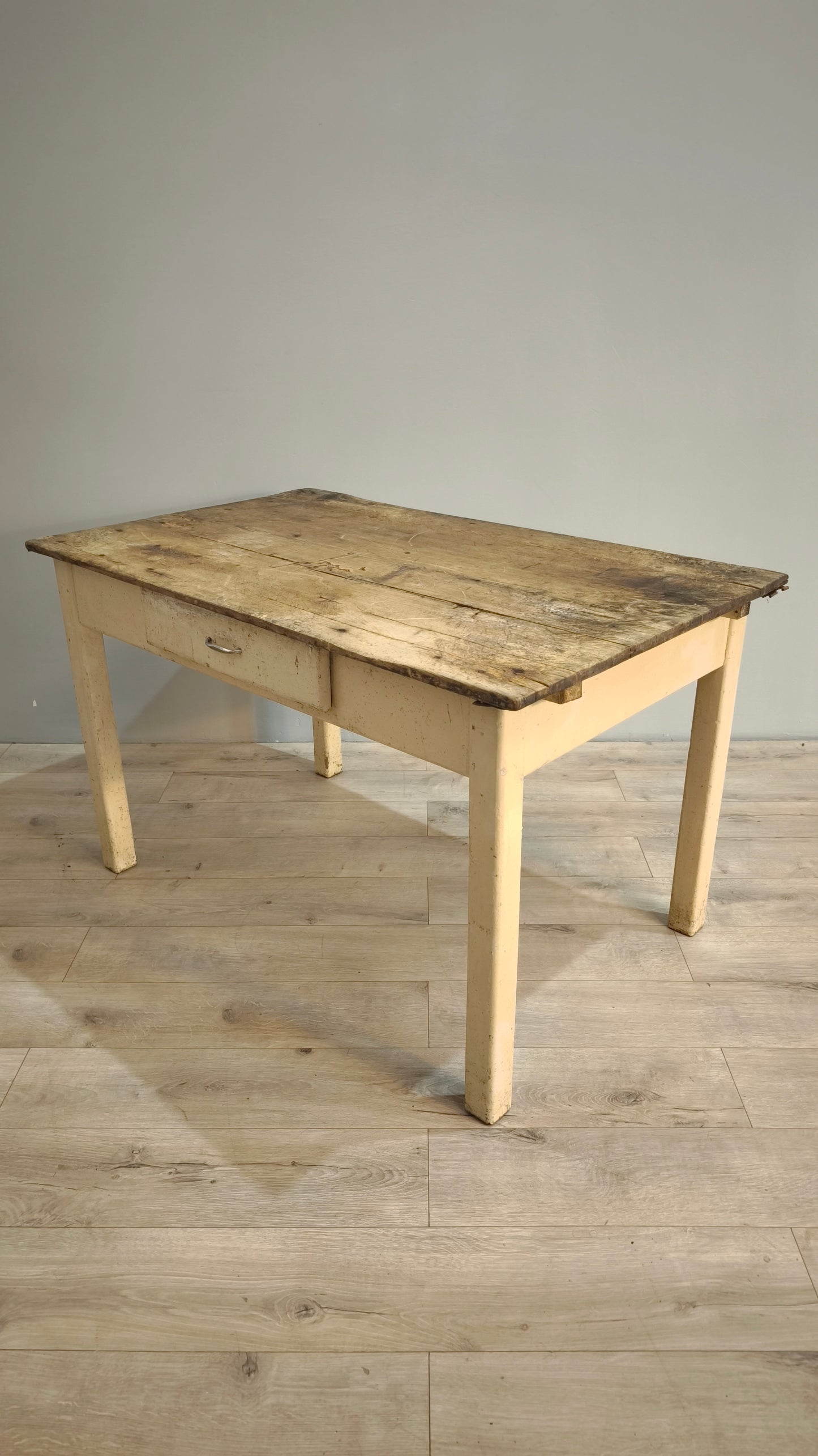 82928 Tavolo con base color panna e piano in legno grezzo