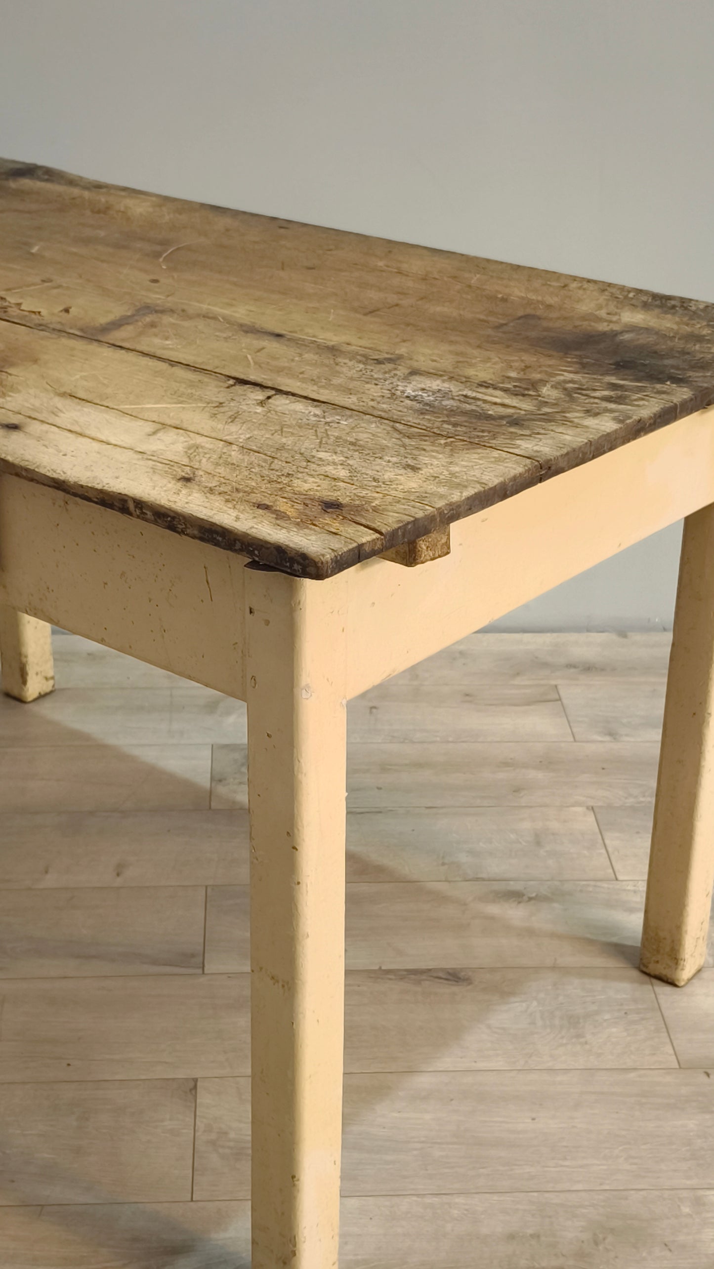 82928 Tavolo con base color panna e piano in legno grezzo