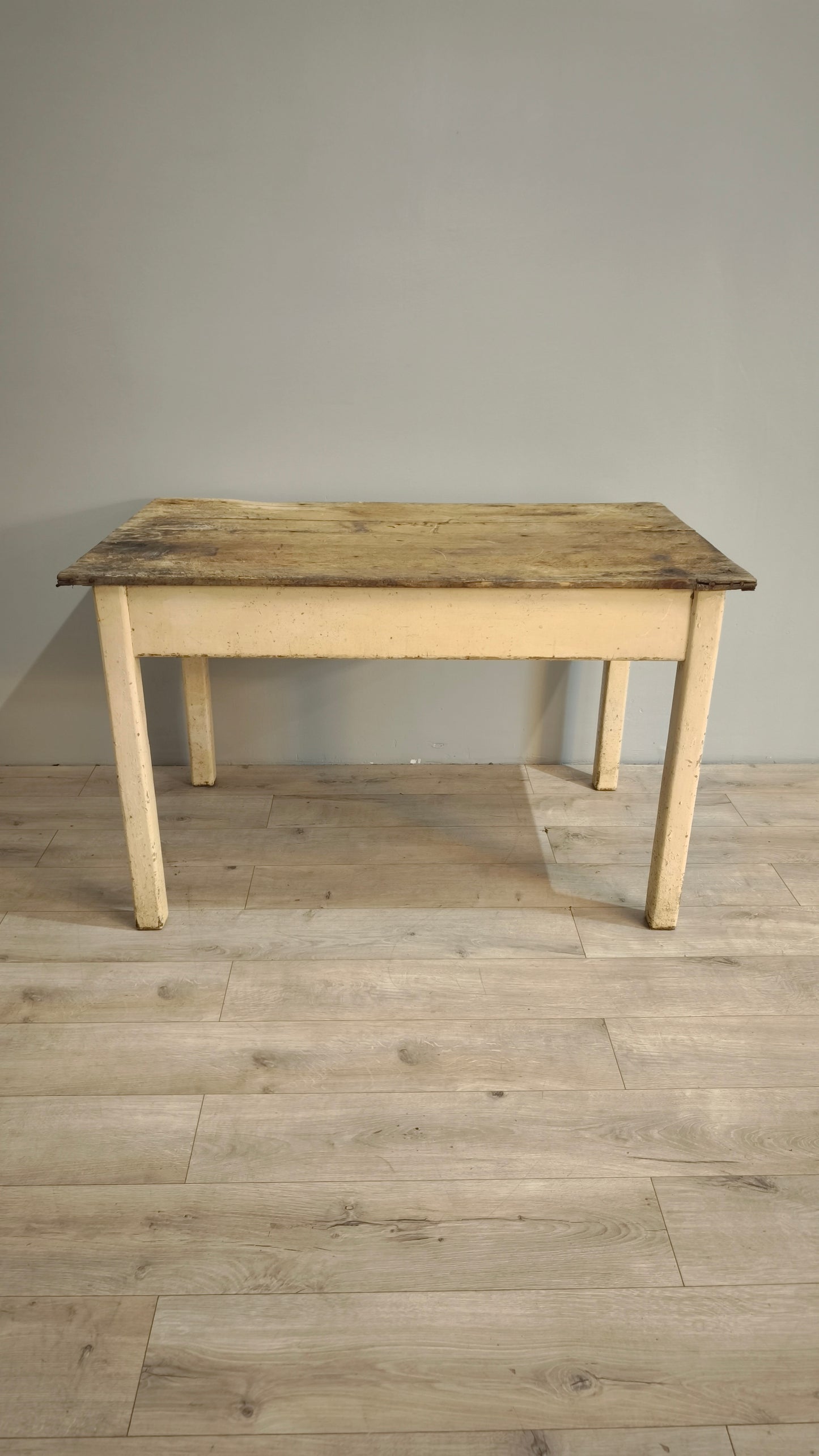 82928 Tavolo con base color panna e piano in legno grezzo