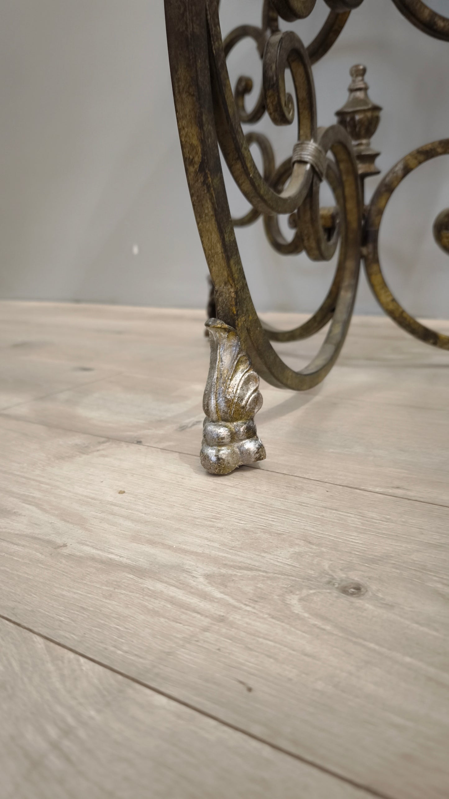 82944 Tavolo con base in ferro e piano rotondo in legno
