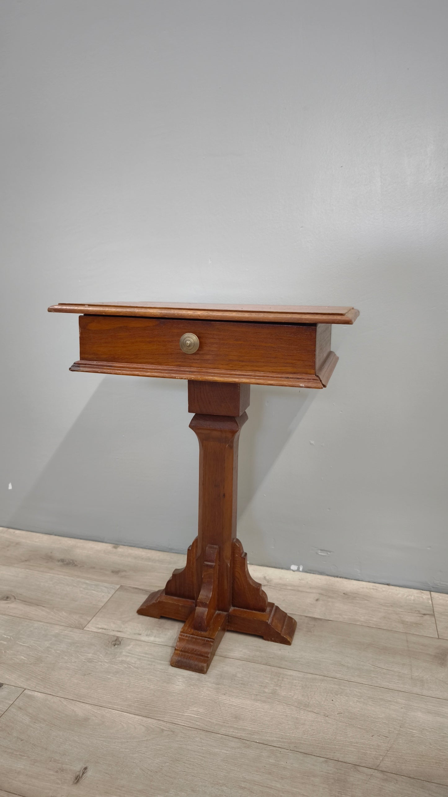 82954 Tavolino in legno con gamba singola