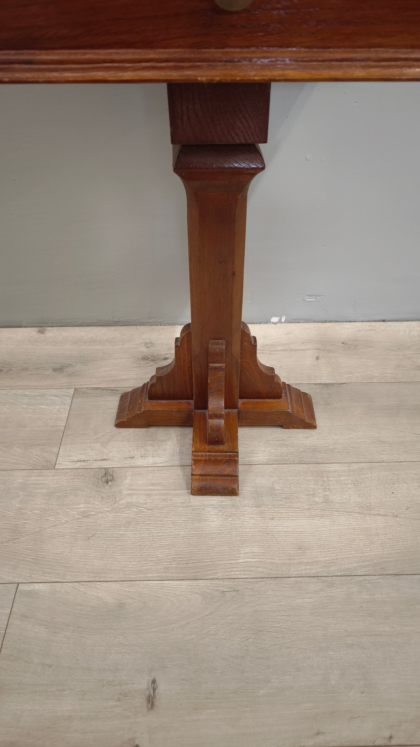 82954 Tavolino in legno con gamba singola