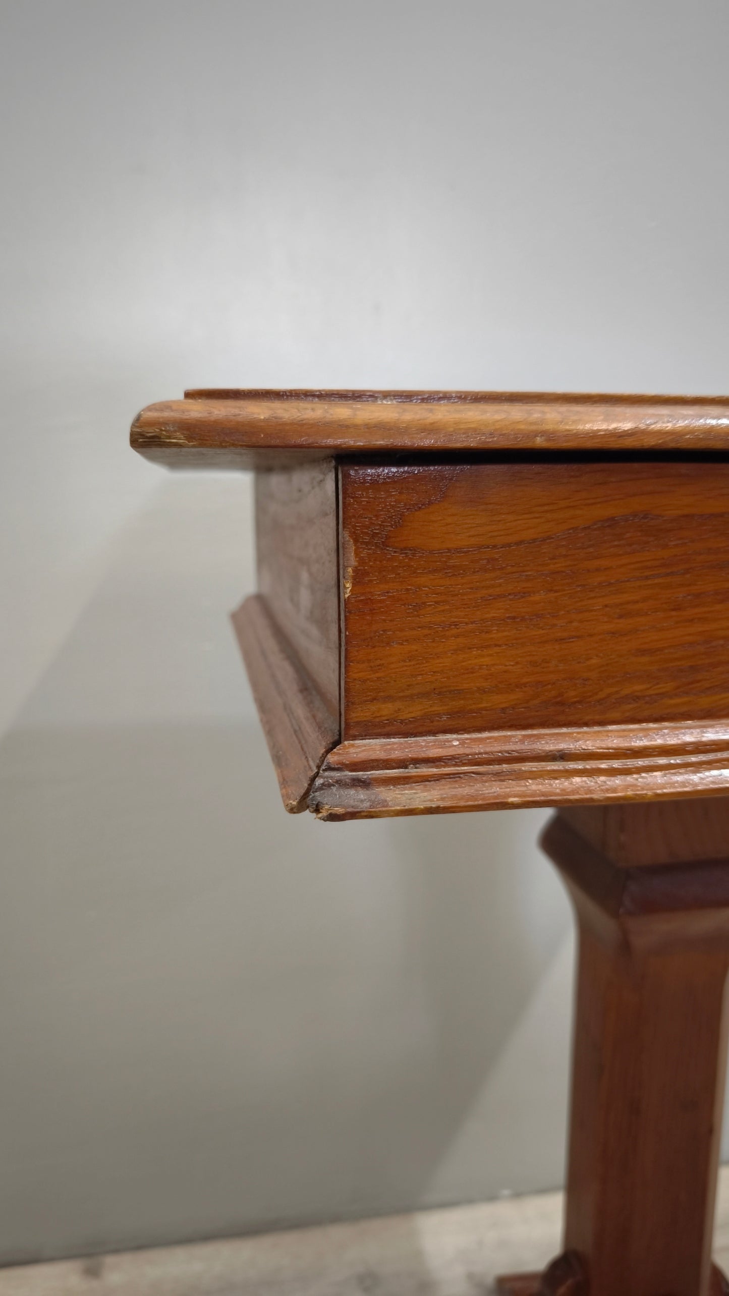 82954 Tavolino in legno con gamba singola