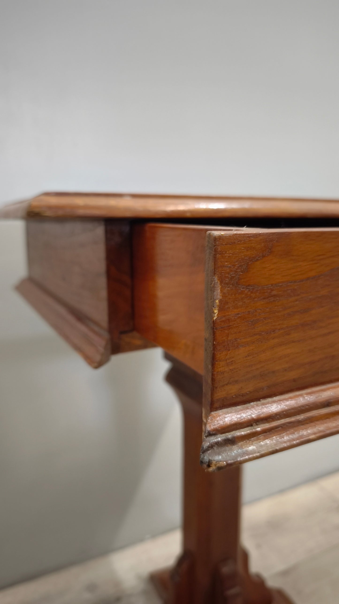 82954 Tavolino in legno con gamba singola