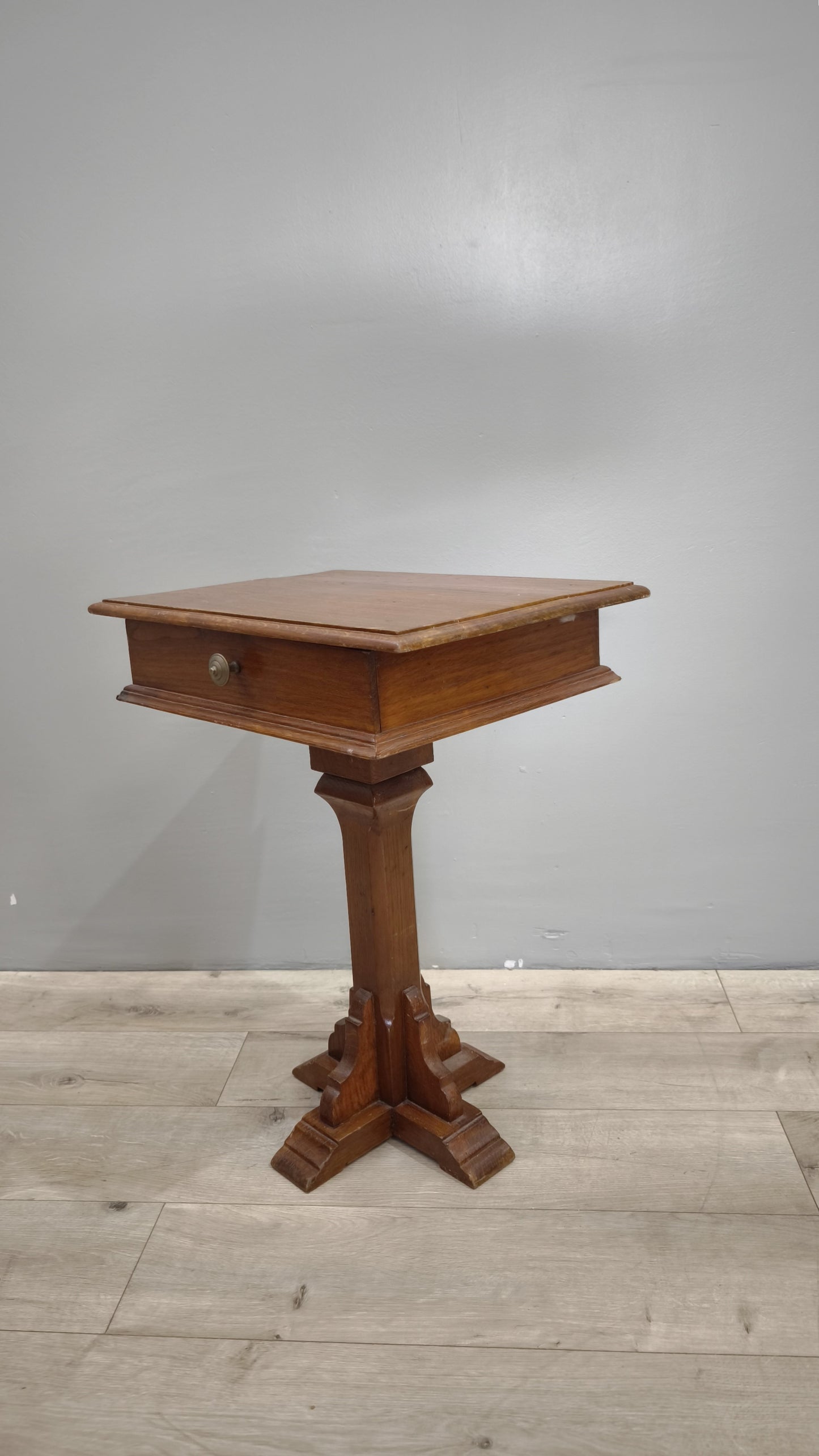 82954 Tavolino in legno con gamba singola