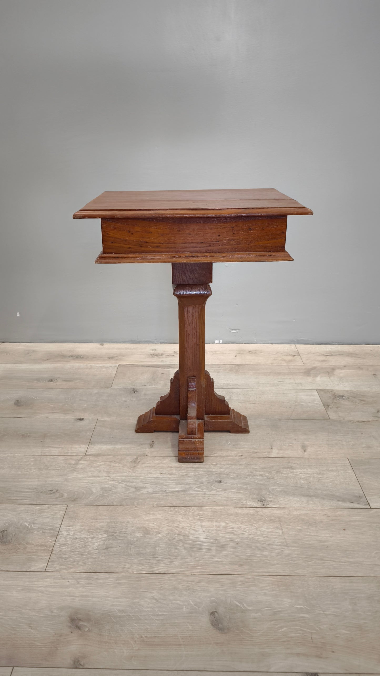 82954 Tavolino in legno con gamba singola