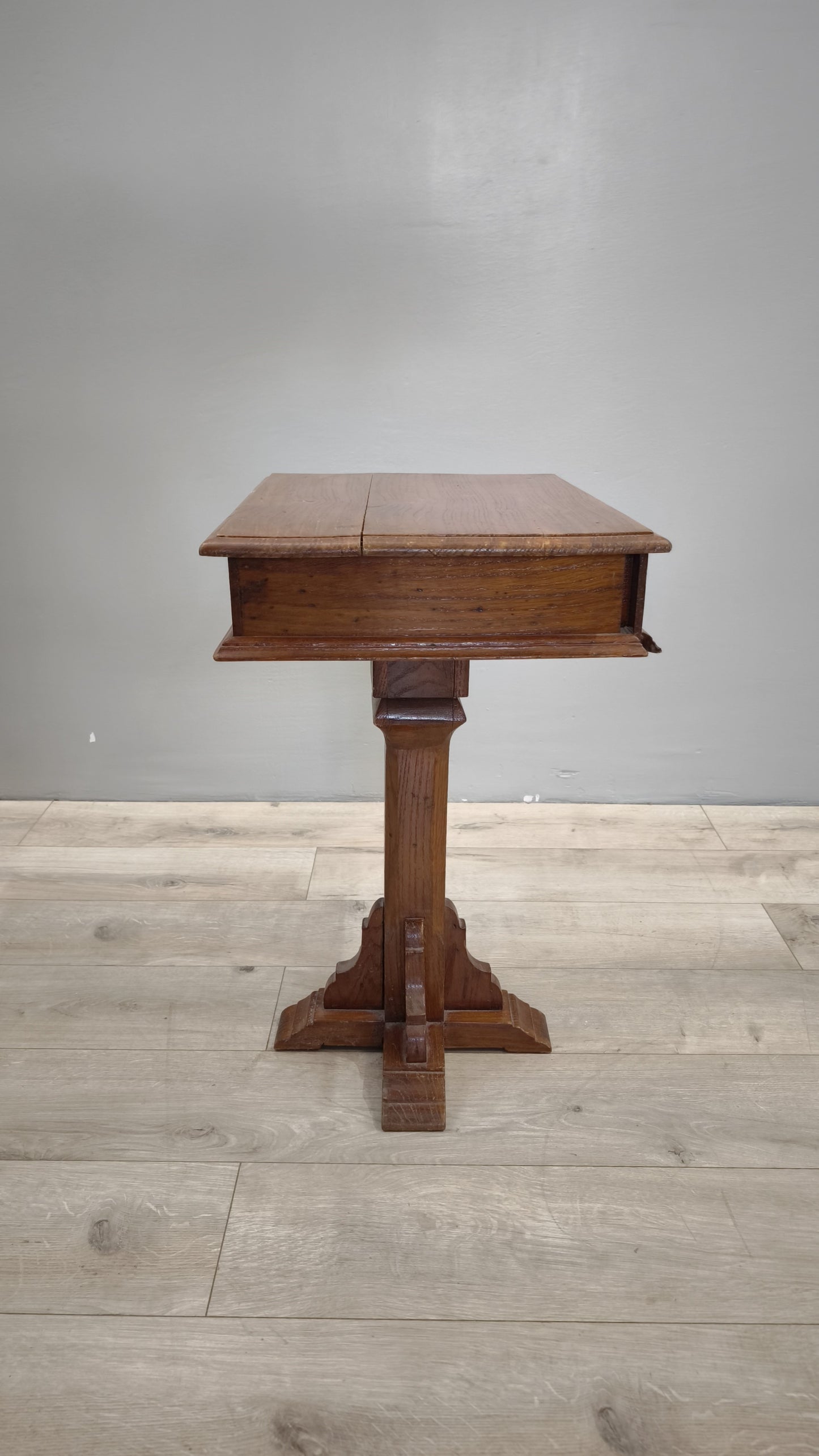 82954 Tavolino in legno con gamba singola
