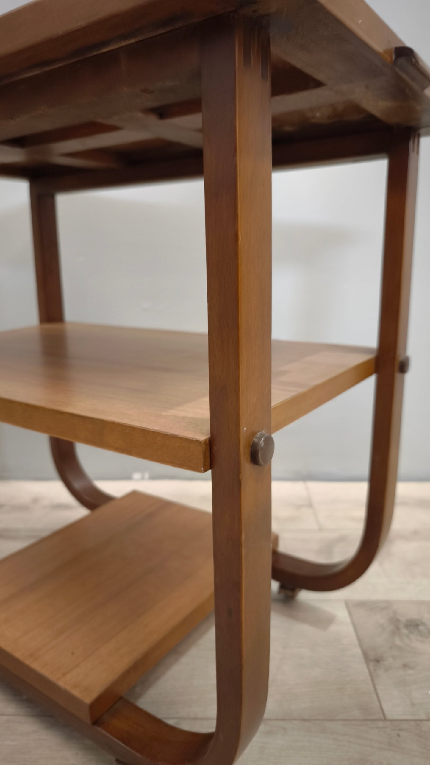 82953 Tavolino stile art déco con due ripiani