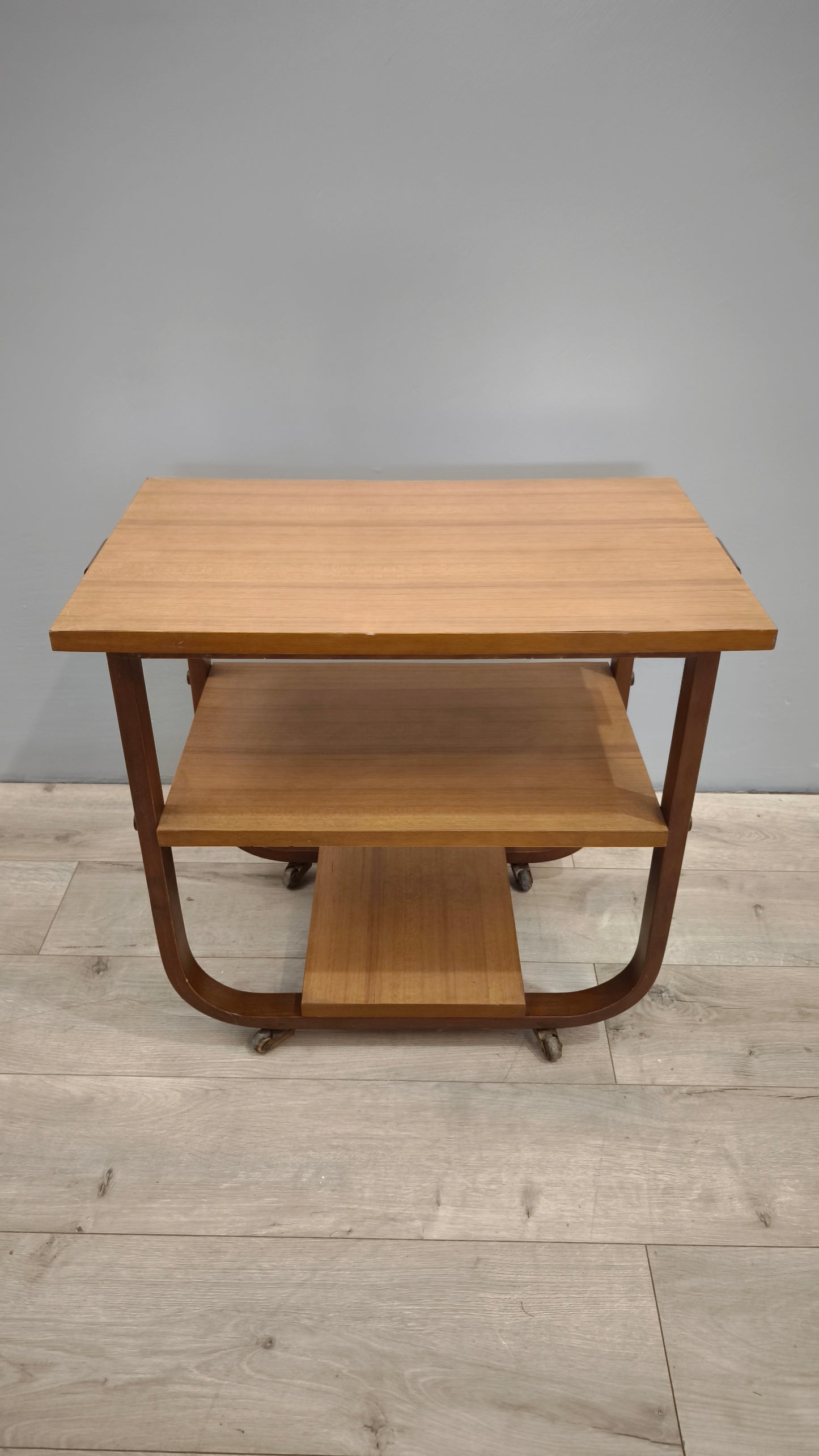 82953 Tavolino stile art déco con due ripiani