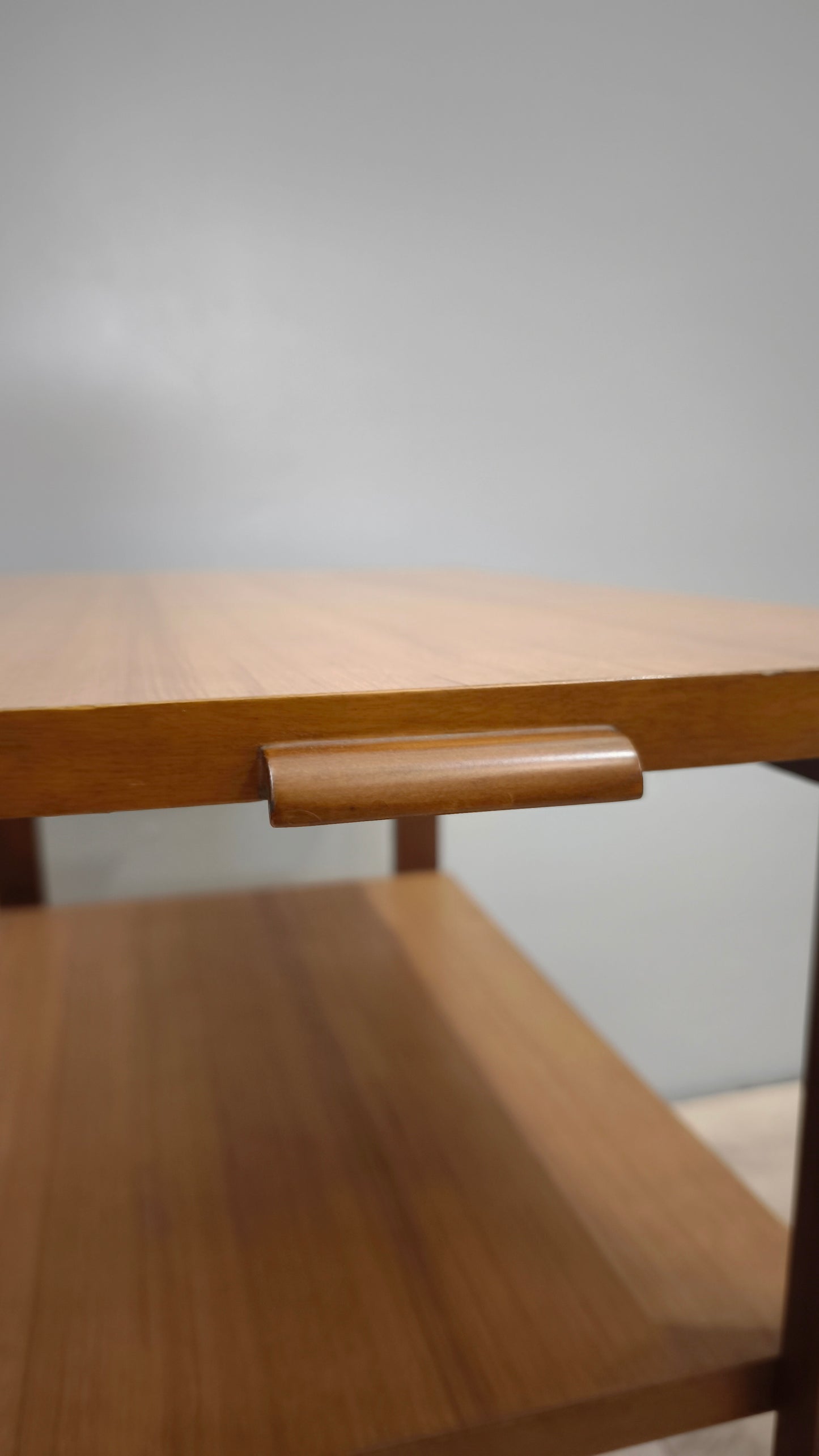 82953 Tavolino stile art déco con due ripiani