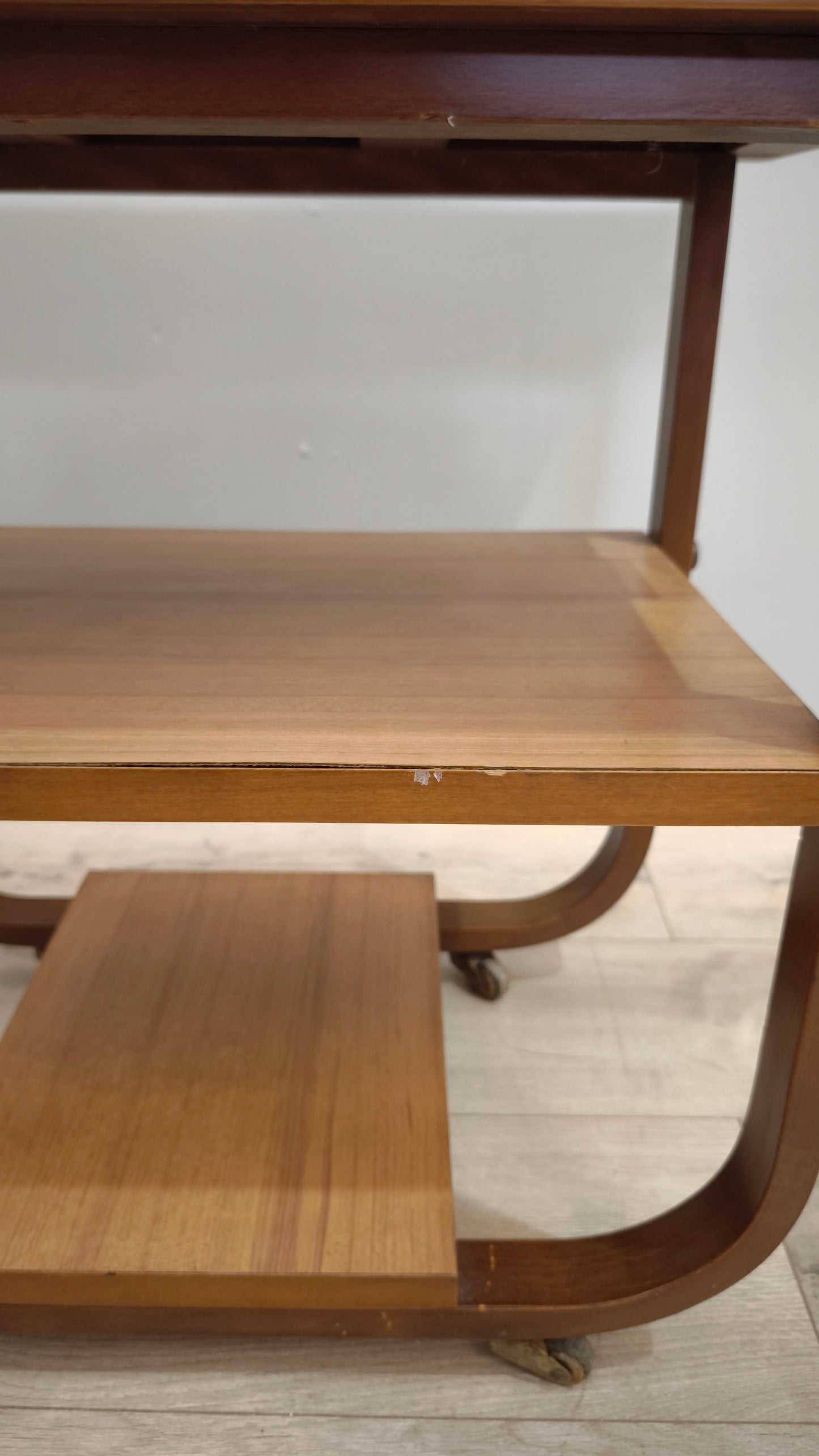 82953 Tavolino stile art déco con due ripiani