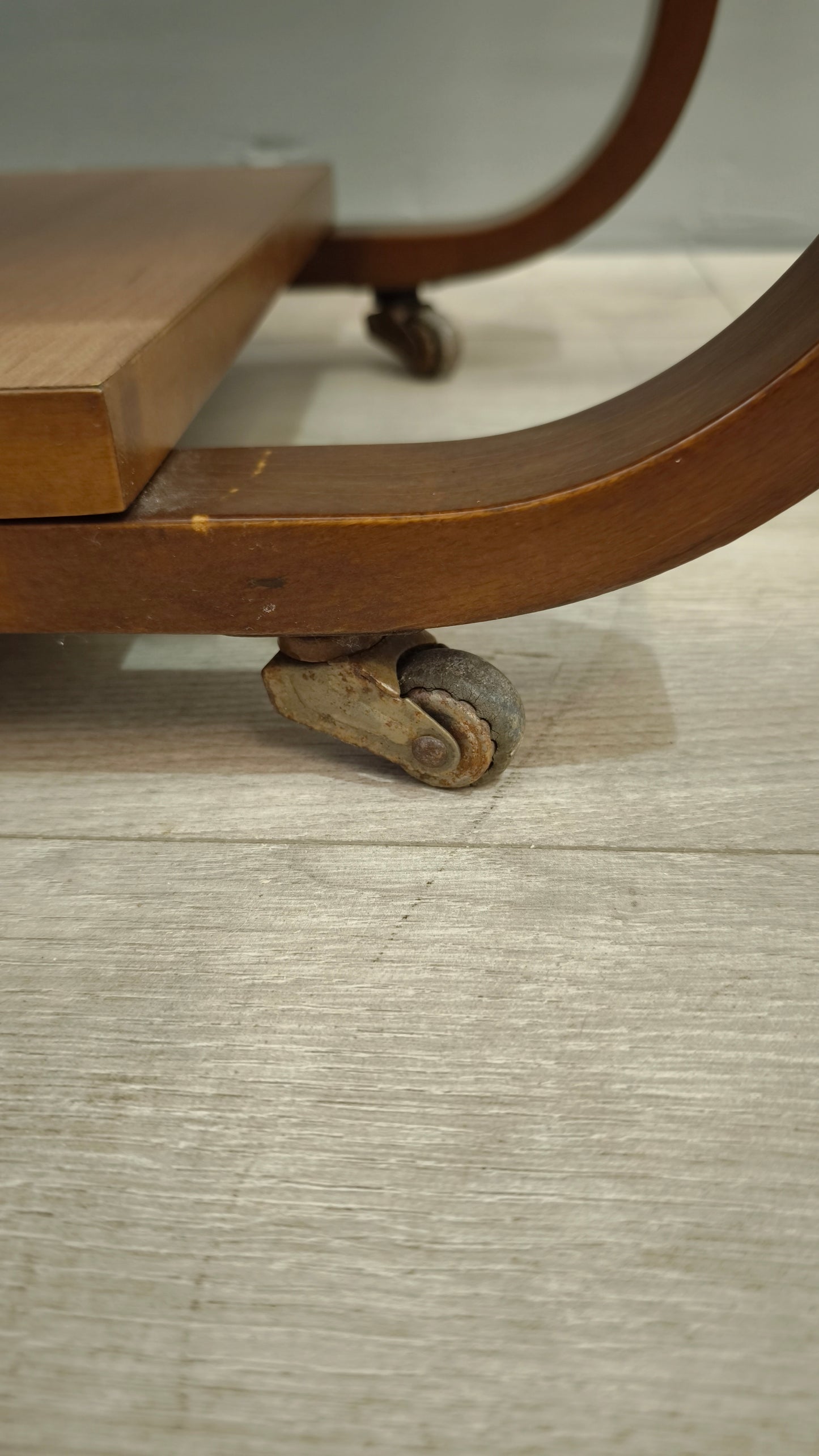 82953 Tavolino stile art déco con due ripiani